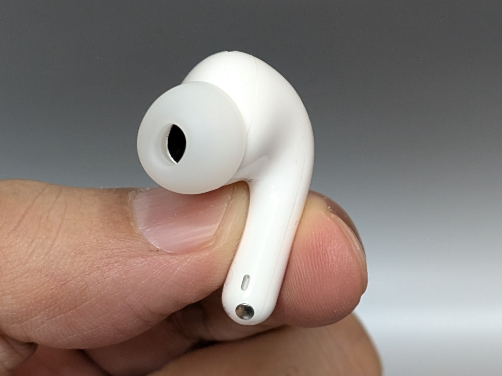 かなり複雑な曲線をもったイヤホン本体。側面タップでさまざまな操作が行える