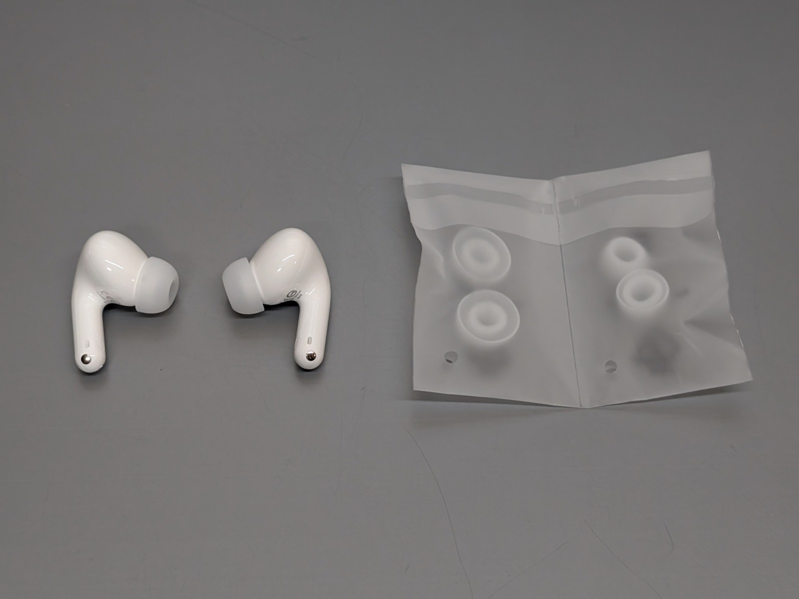 廉価なイヤホンでは省かれがちな交換用イヤーピースもしっかりと2サイズが付属する