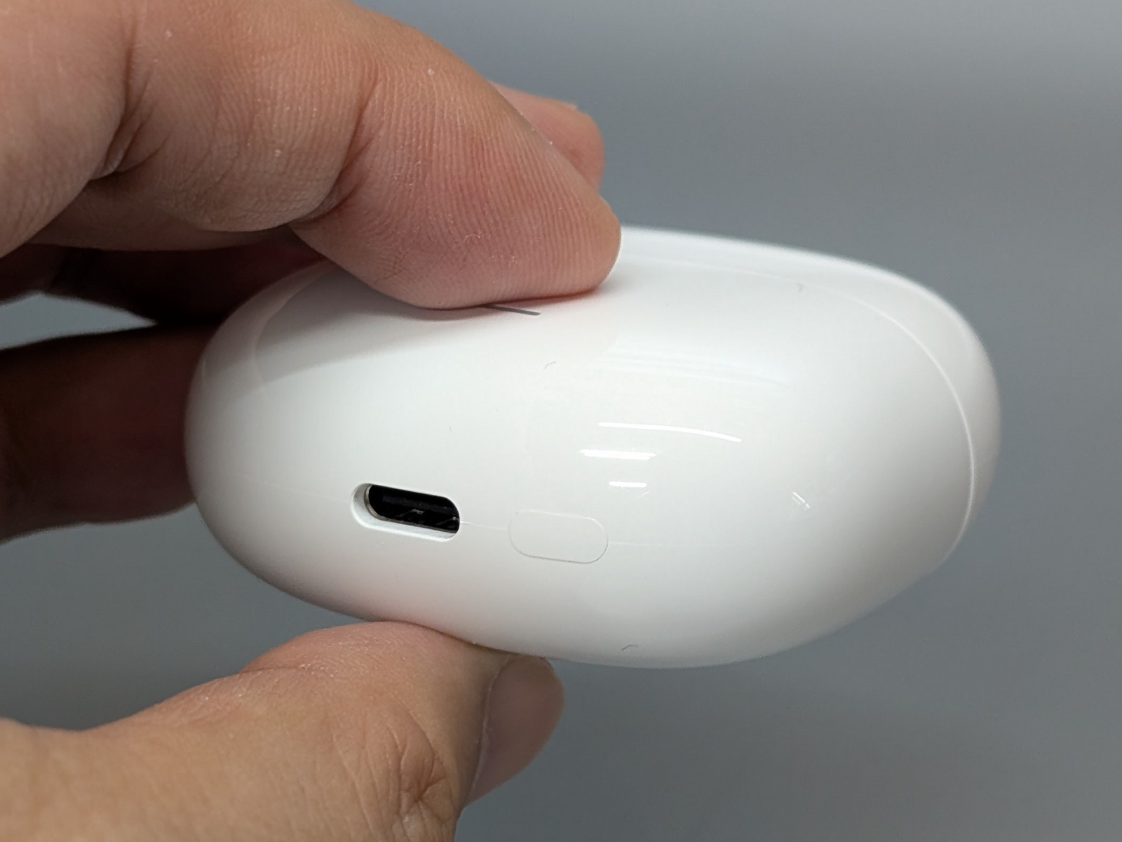 ポートはUSB Type-C。隣には目立たないがペアリングなどに用いるボタンもある