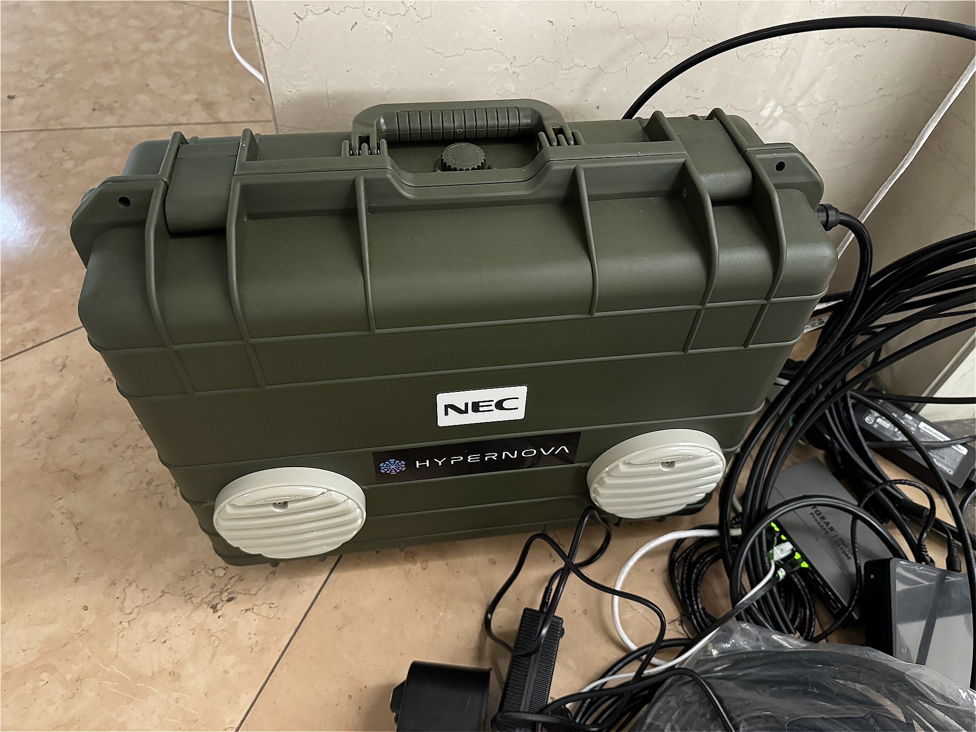 基地局にはオールインワン・コア一体型ローカル5Gシステムの「HYPERNOVA」を使用