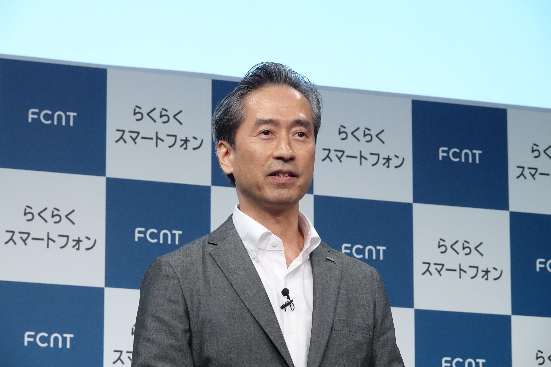 発表会に登壇したソフトバンク 有馬英介氏（左）とNTTドコモ 佐々木啓三郎氏（中央）。タレントの大竹しのぶ（右）もビデオメッセージで出演