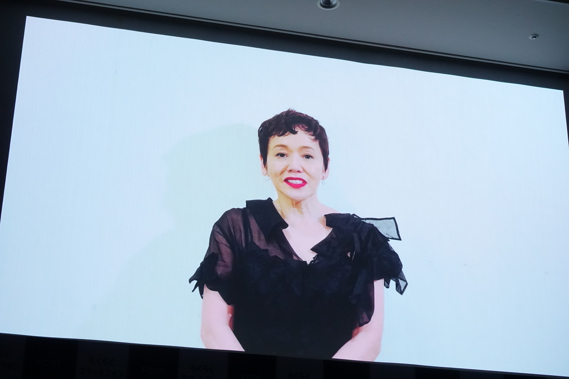 発表会に登壇したソフトバンク 有馬英介氏（左）とNTTドコモ 佐々木啓三郎氏（中央）。タレントの大竹しのぶ（右）もビデオメッセージで出演