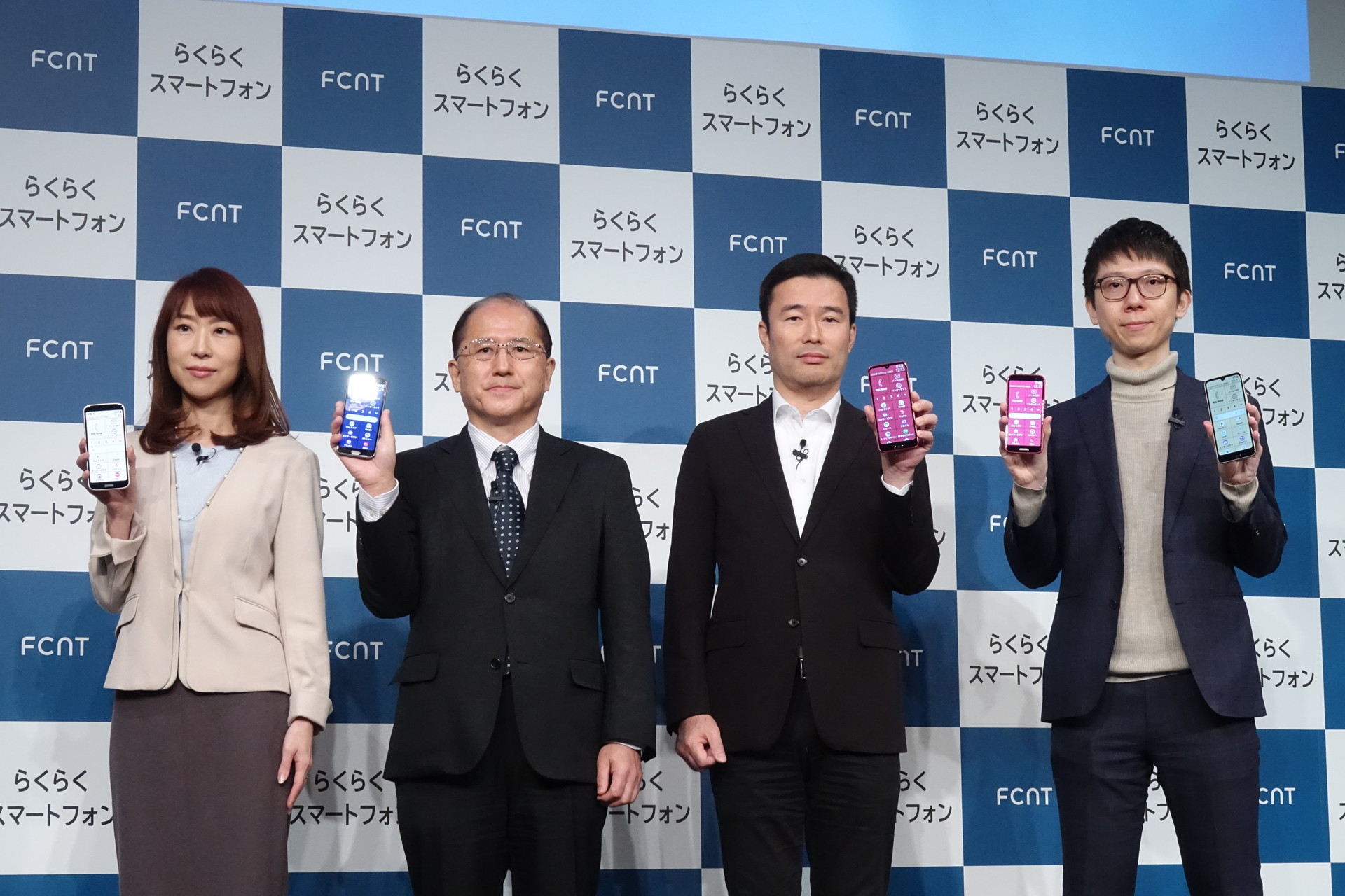 左からFCNT 正能由紀 プロダクトマーケティング統括部 副統括部長、田中典尚社長、桑山泰明副社長、外谷一磨 プロダクトビジネス本部 副本部長