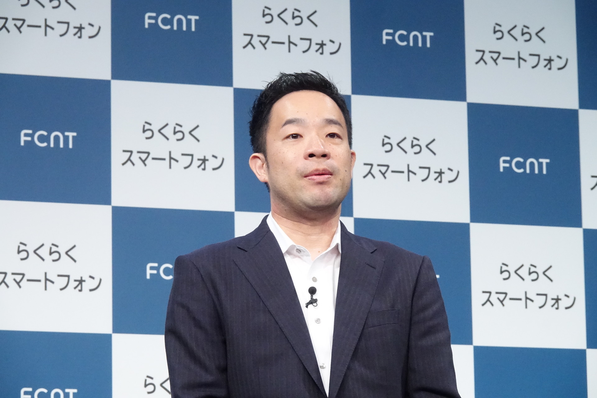 発表会に登壇したソフトバンク 有馬英介氏（左）とNTTドコモ 佐々木啓三郎氏（中央）。タレントの大竹しのぶ（右）もビデオメッセージで出演