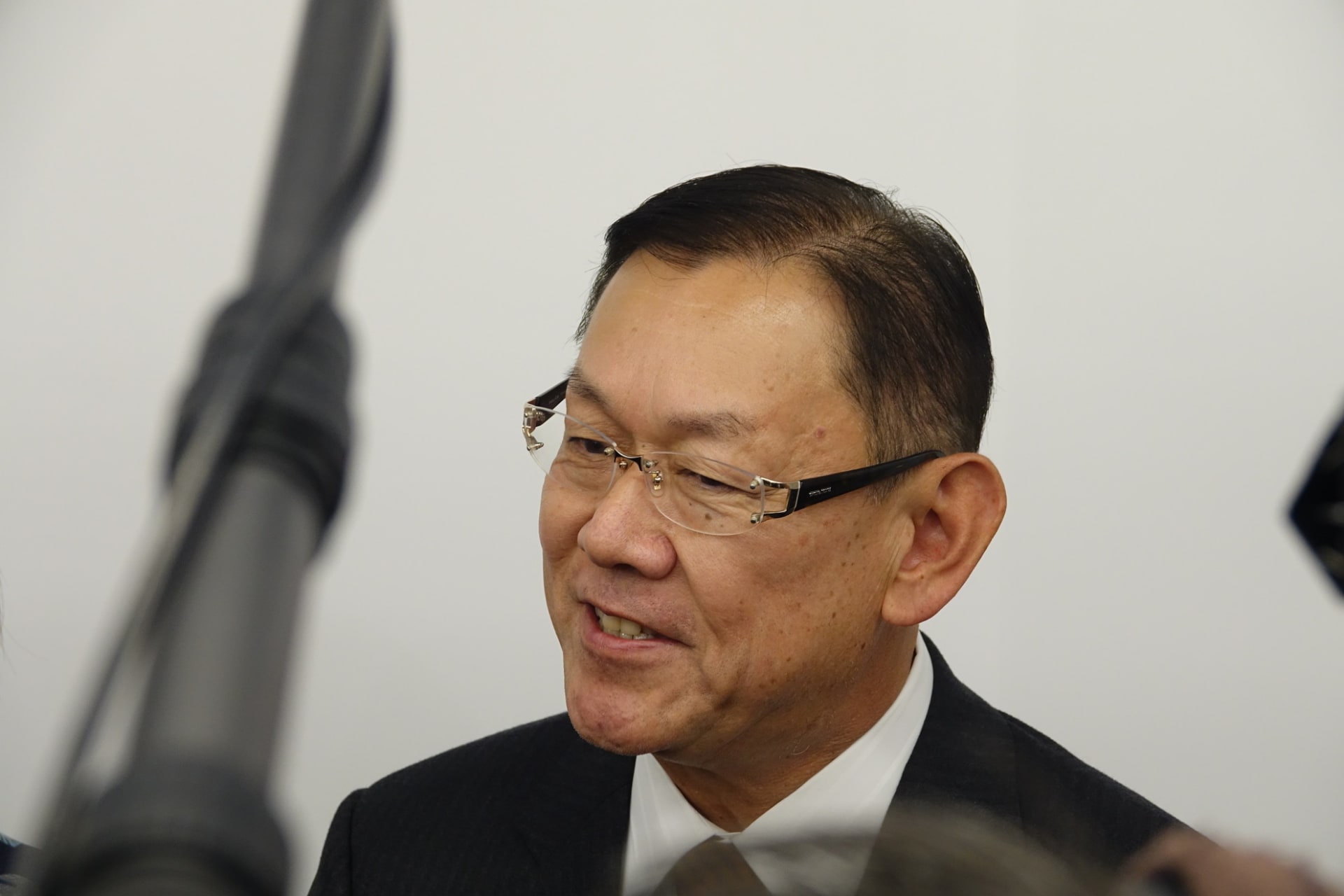 記者の囲み取材に応えるNTTの代表取締役副社長 CTO 川添雄彦氏