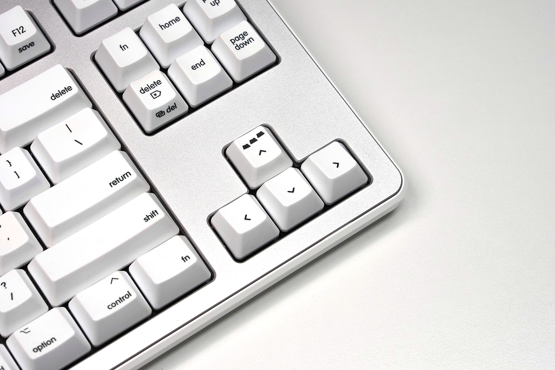 こちらは使用中のREALFORCE Mac用テンキーレスキーボードのカーソルキー。RC1と同じ位置関係・サイズであり、しかも同じキースイッチで同じ打鍵感なので、どちらもすごーく使いやすい。