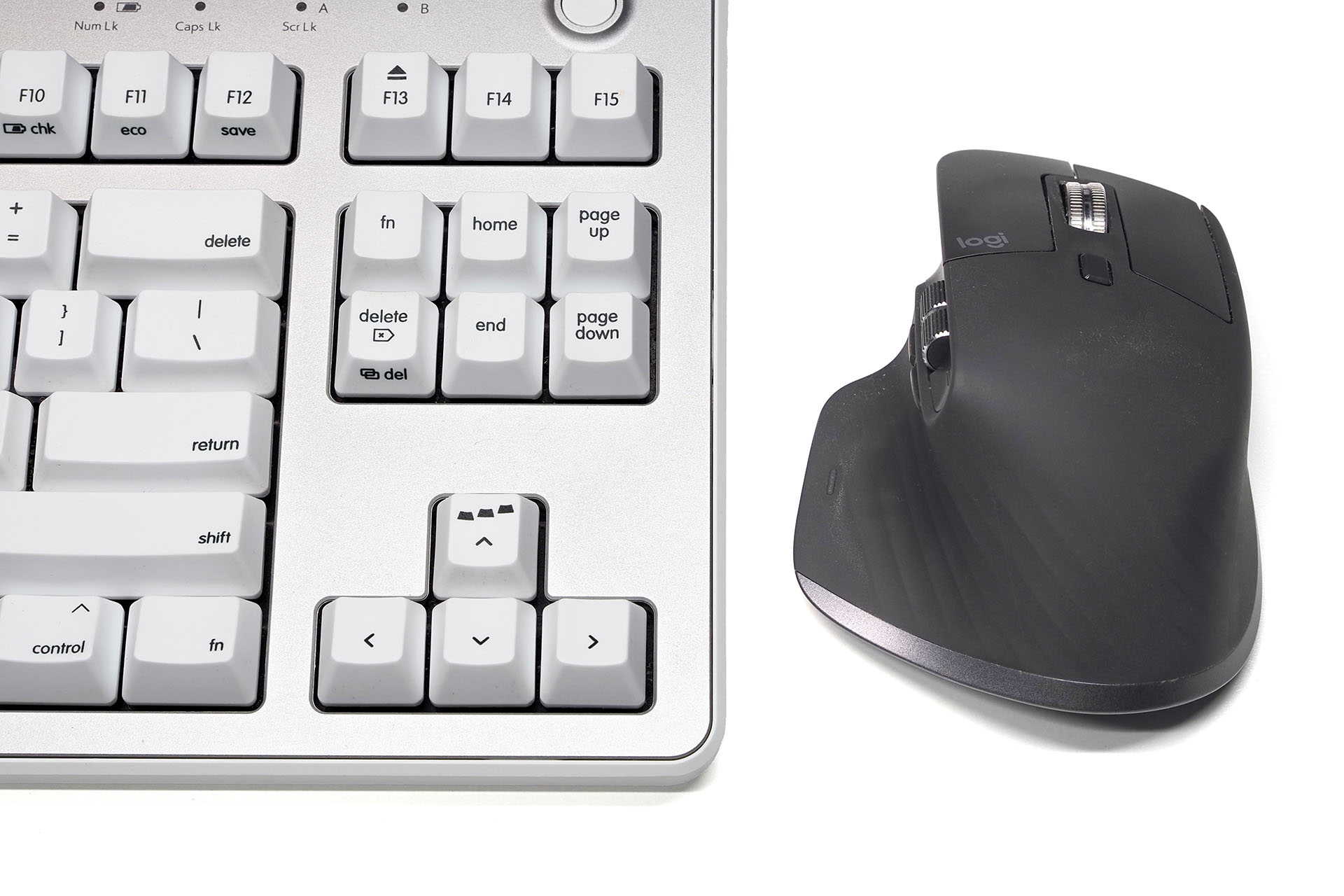 使用中のREALFORCE Mac用テンキーレスキーボードとマウス。右手がマウスに近いので、少し腕を動かすだけでマウスを使える。