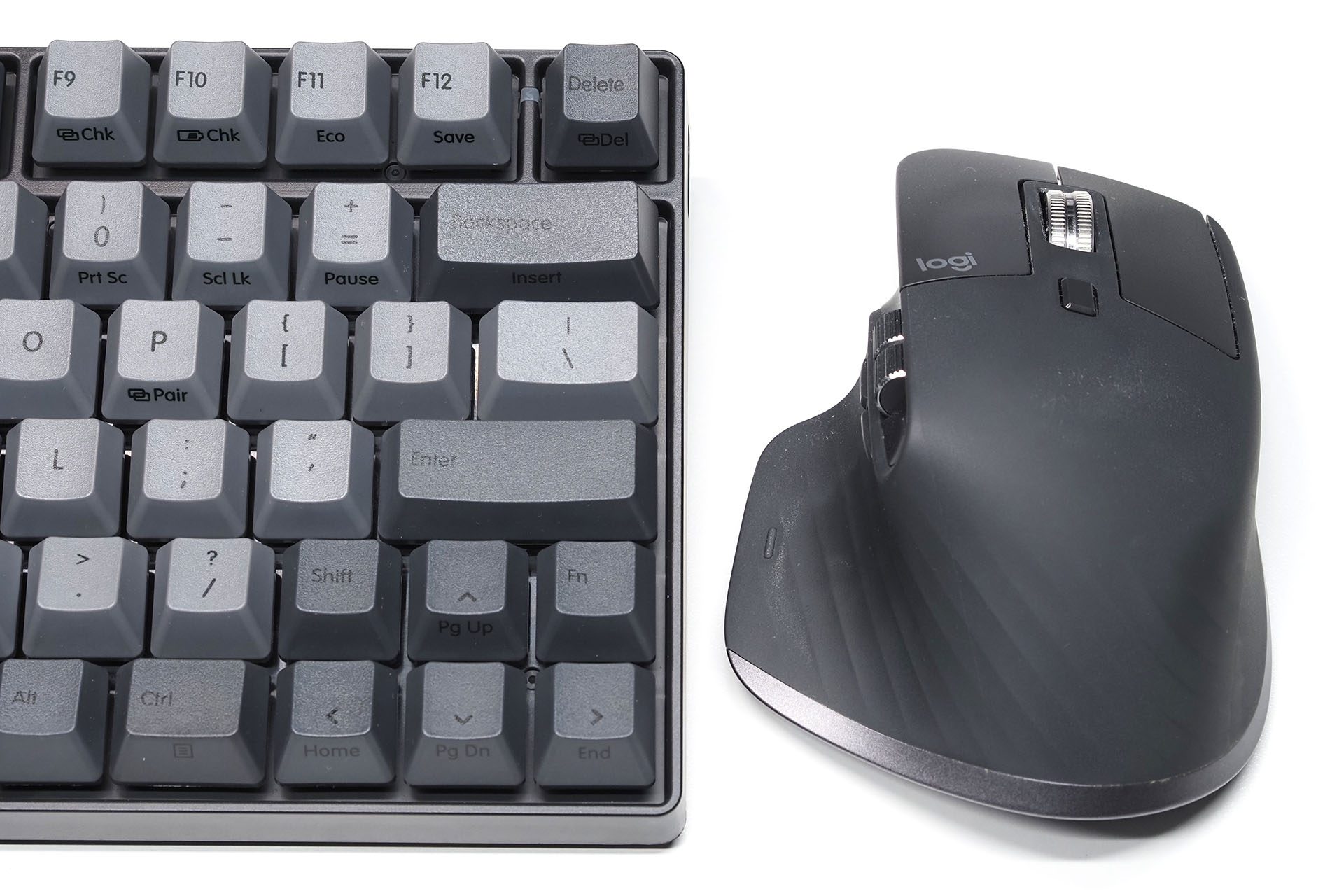 RC1の場合、キーボードのすぐ横にマウスを置ける。なので、ちょっと手首を動かせばマウスを操作できるという感覚になる。