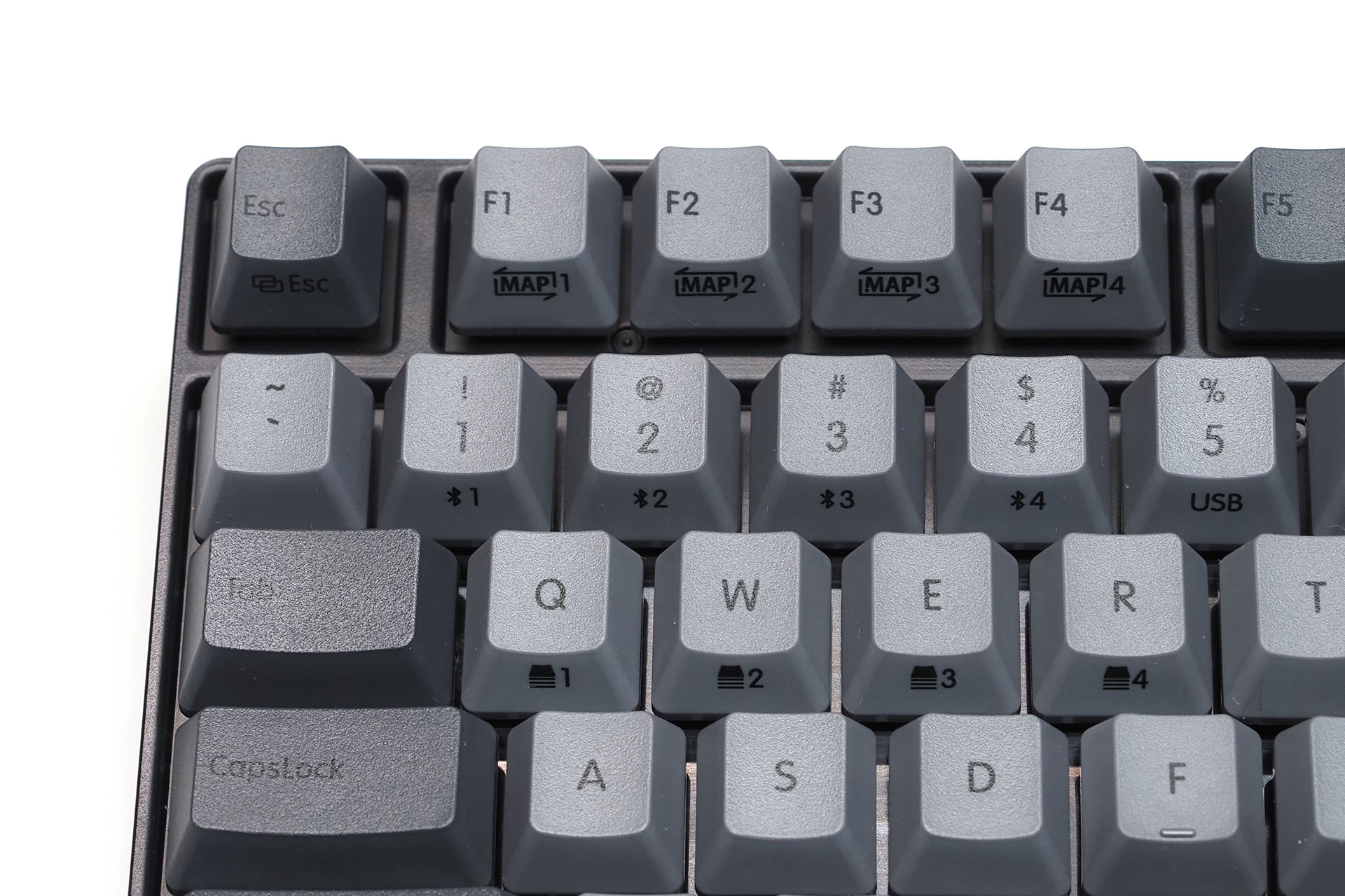 RC1のキートップ色はこんな感じ。ライトグレーに黒刻印はだいたい見えるが、ダークグレーに黒刻印は……視認性低っ！