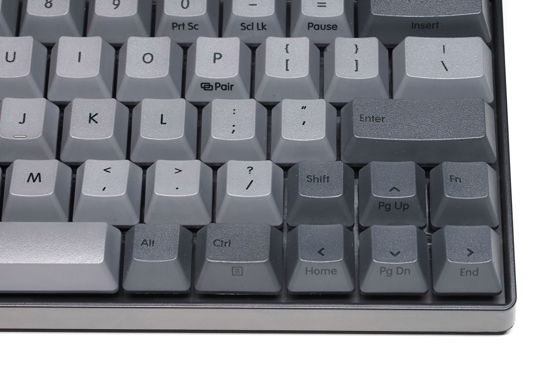 Fnキーと同時押しで機能するキーは、キー手前側面にその機能が刻印されている。