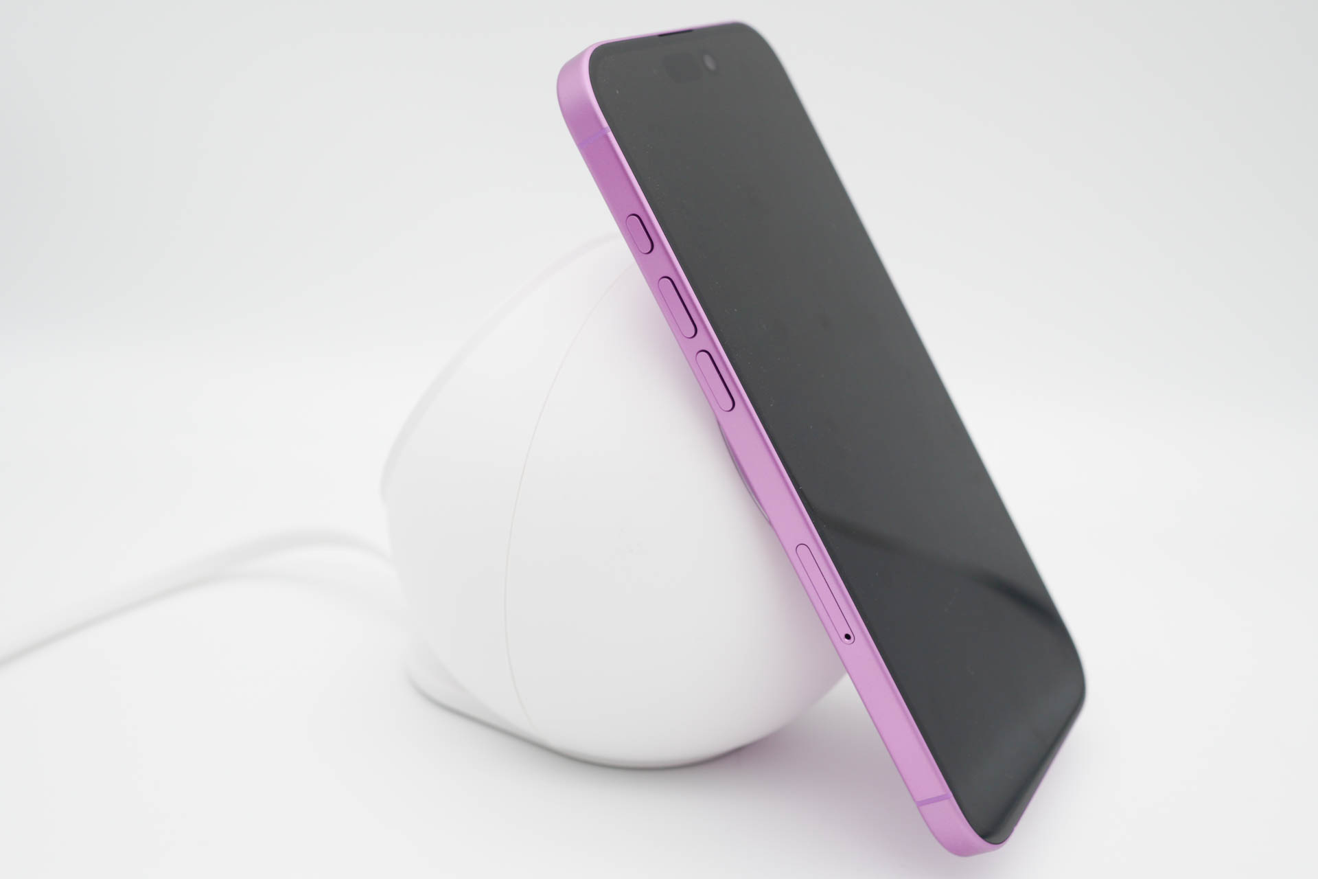 AnkerのMagSafe対応充電スタンド。背面にUSBやAC100Vの電力ポートもあり、卓上でさまざまな機器を充電できる