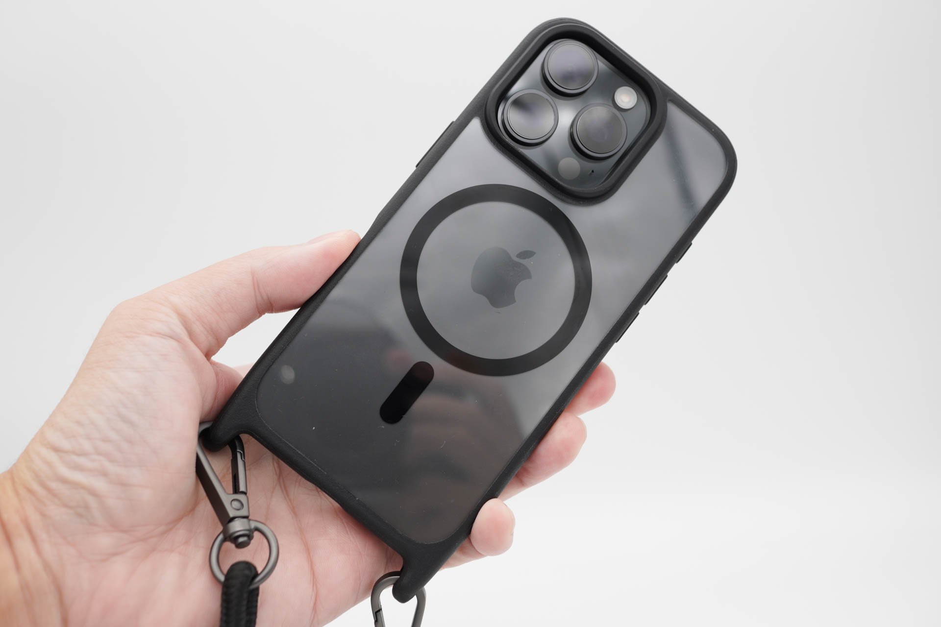 ショルダー型iPhoneケースの例。MagEasy製のMagSafe対応でシンプルな製品。落下時の保護にもなる