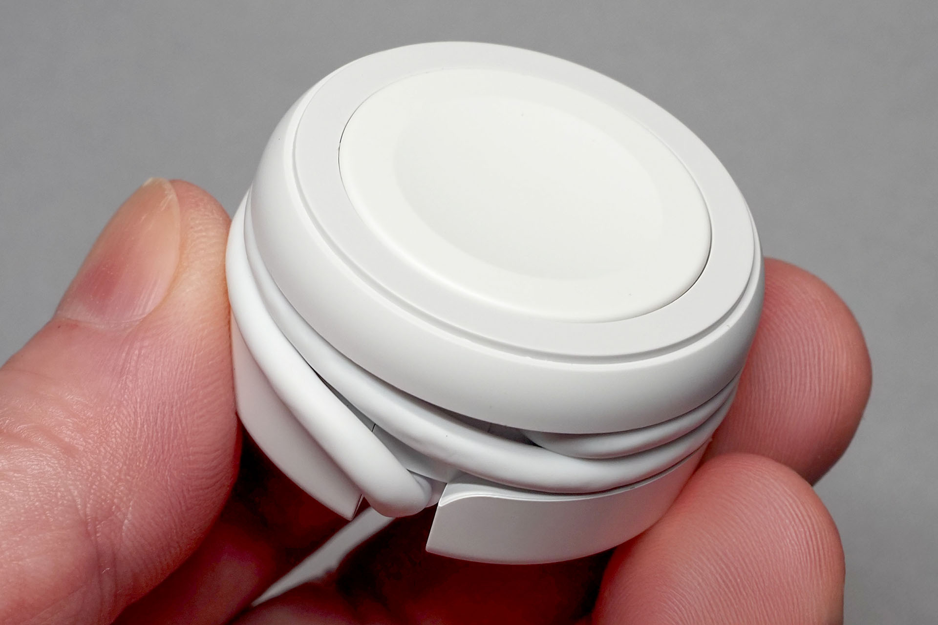 Apple Watch磁気充電ケーブル（高速充電巻き取りタイプ） MPA-AWMCQシリーズ」はポケットサイズのApple Watch充電器。これをモバイルバッテリーに接続（USB-C）してApple Watchを充電する。