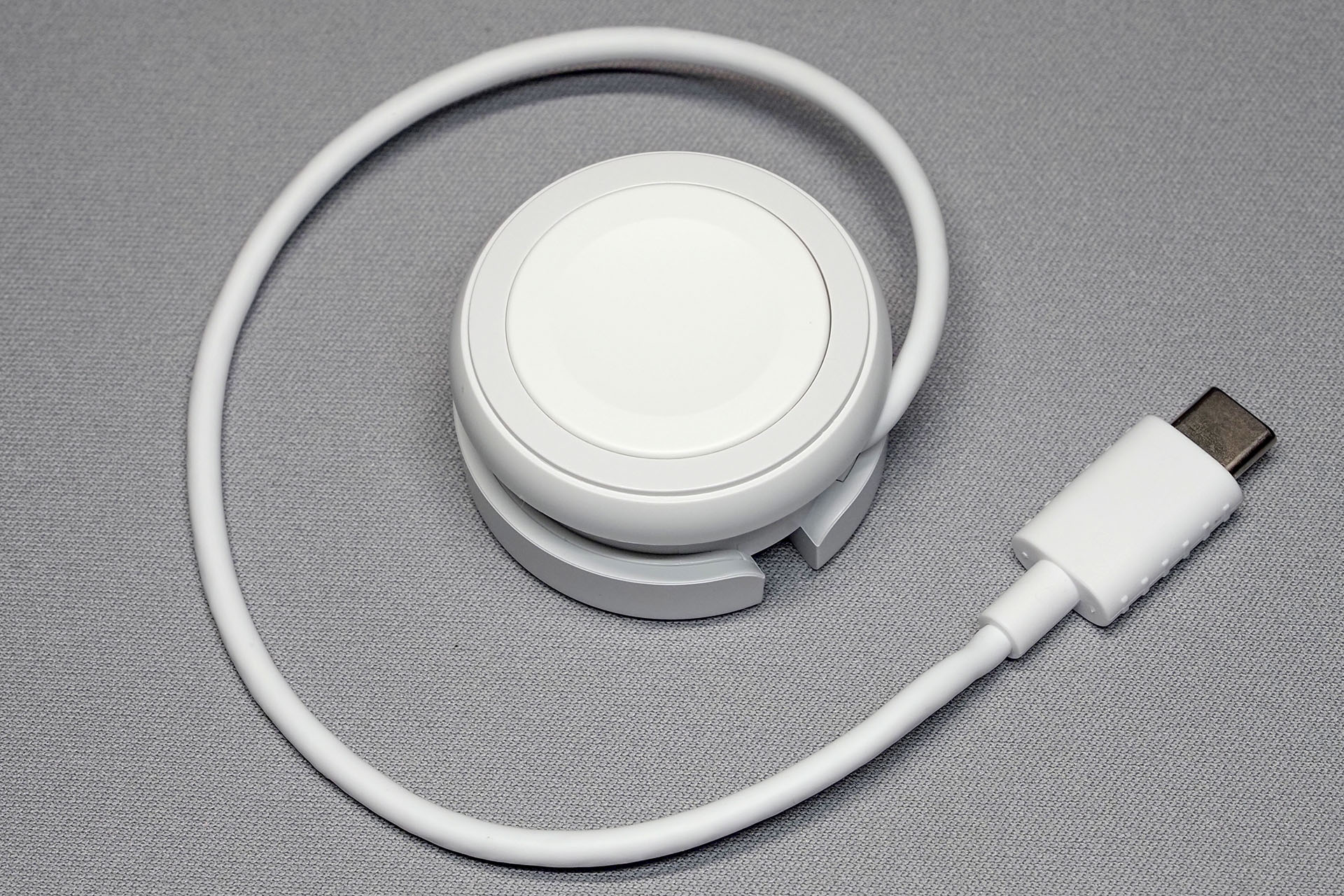 ケーブル長は約23cm。ちょうどいい長さだと感じる。