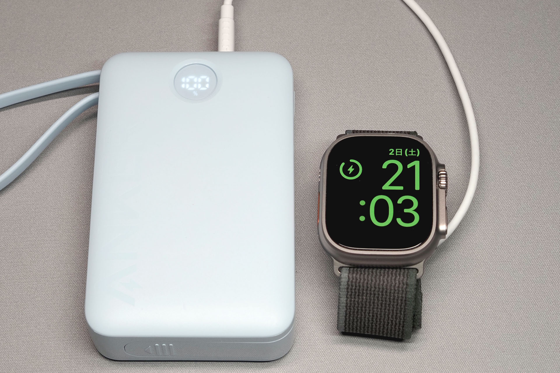 フツーに充電中〜。5W以上出力できるUSB-C電源につなげば、高速充電対応Apple Watchを従来より速く充電できる。