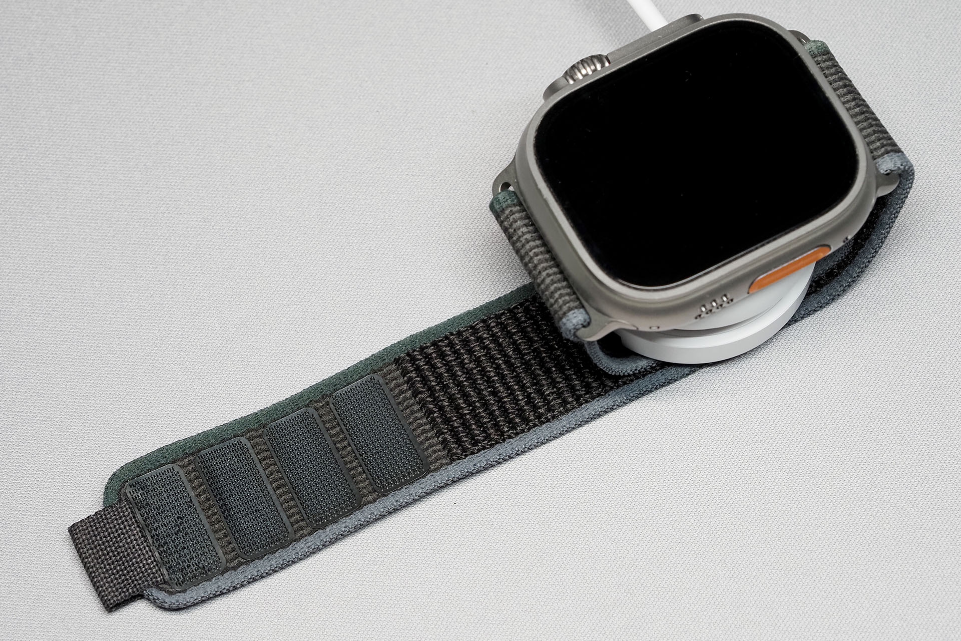 Apple Watchのバンドで充電器を包むようなことはできるが、面ファスナー部分が留まる対象がないので、しっかりと固定はできない。これだと移動中にApple Watchがズレたりして充電が止まってしまうだろう。