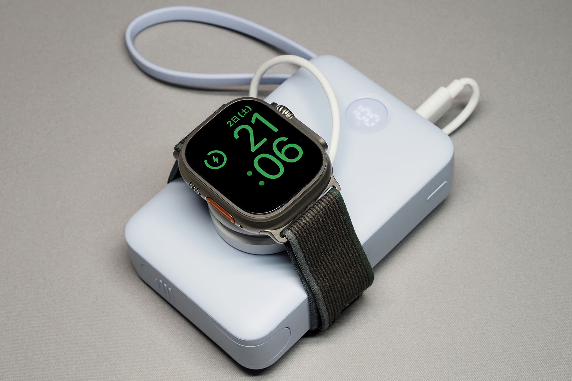 充電器とモバイルバッテリーをバンドで巻いて固定！　バッチリ安定。