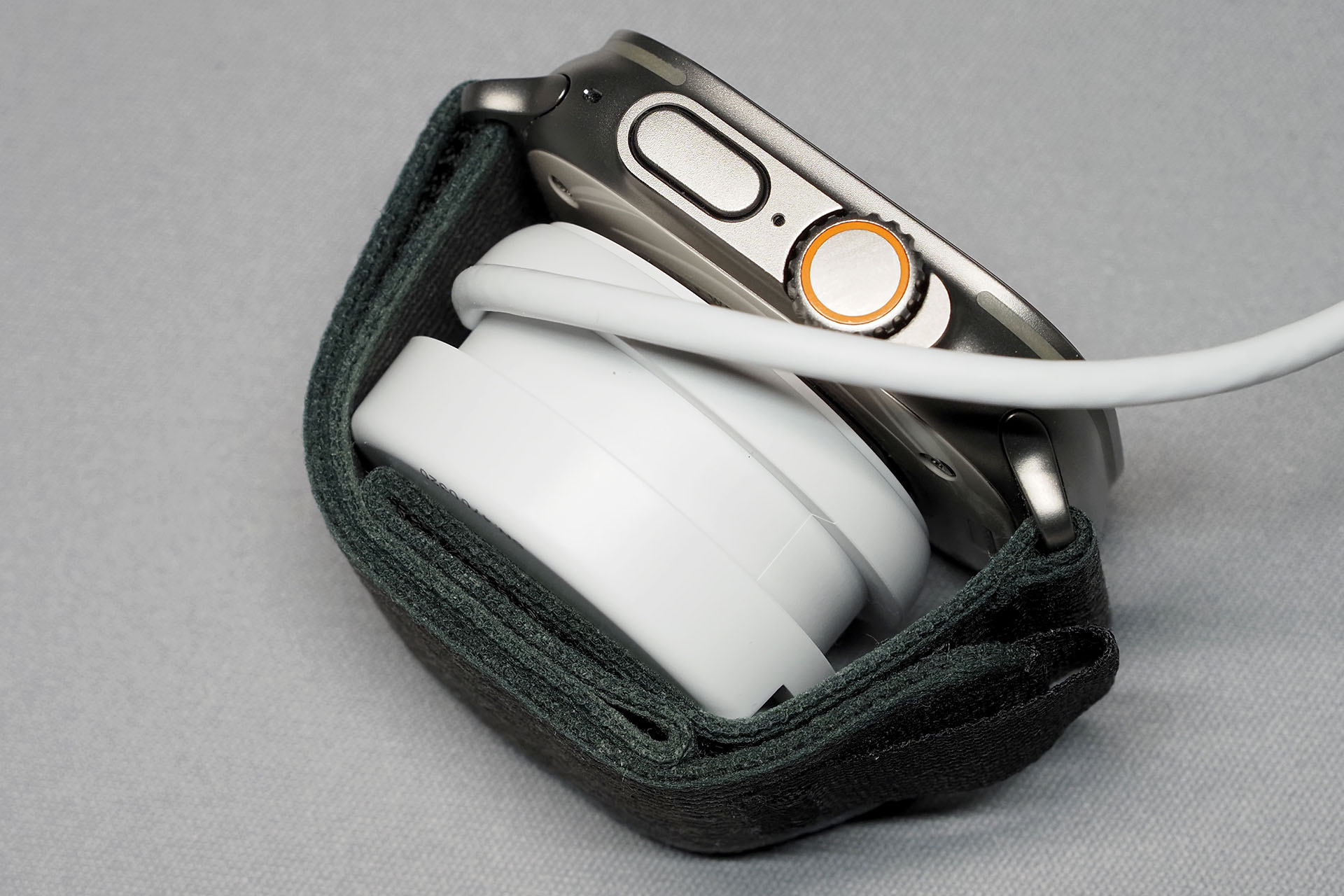 バンドを少し引き出して、その部分をバンド内側で丸めて、それと充電器をバンドで包むようにして固定した。これでも安定的に充電できる。