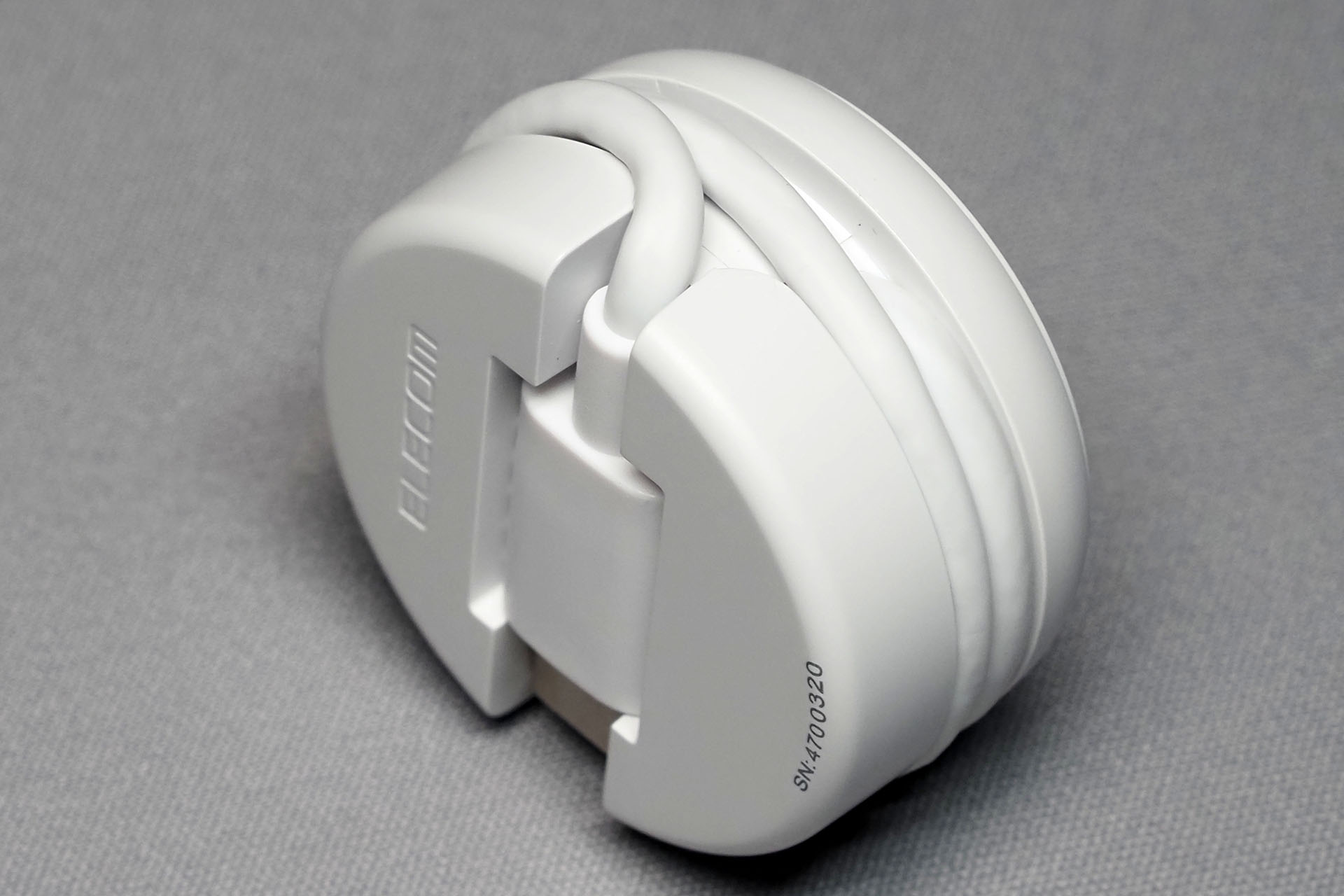 USB-Cコネクター手前のケーブルが急角度で折れて収納される。なーんか不安。