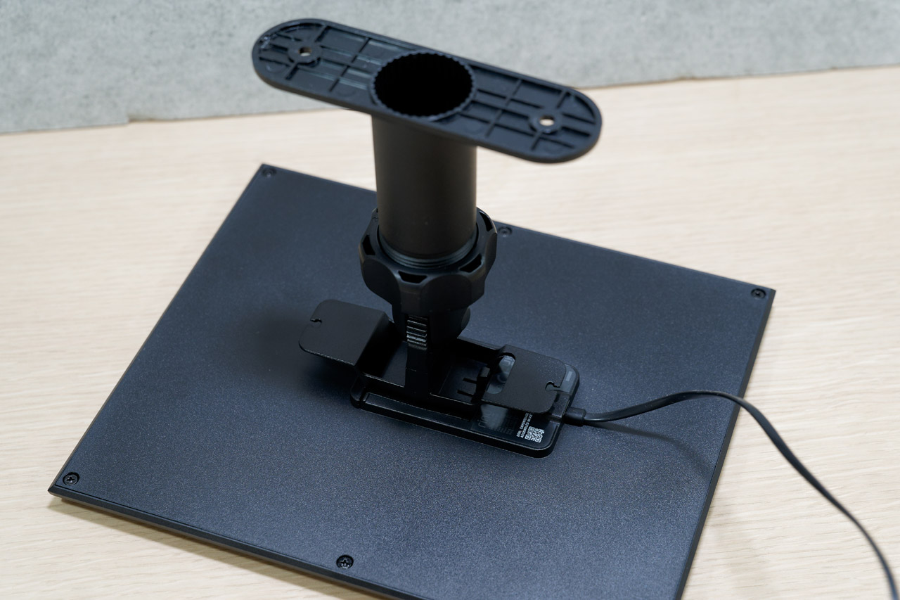 ソーラーパネル付属マウント。どちらかというと壁固定用で、ポール取り付けに最適な形とは言えないところもある