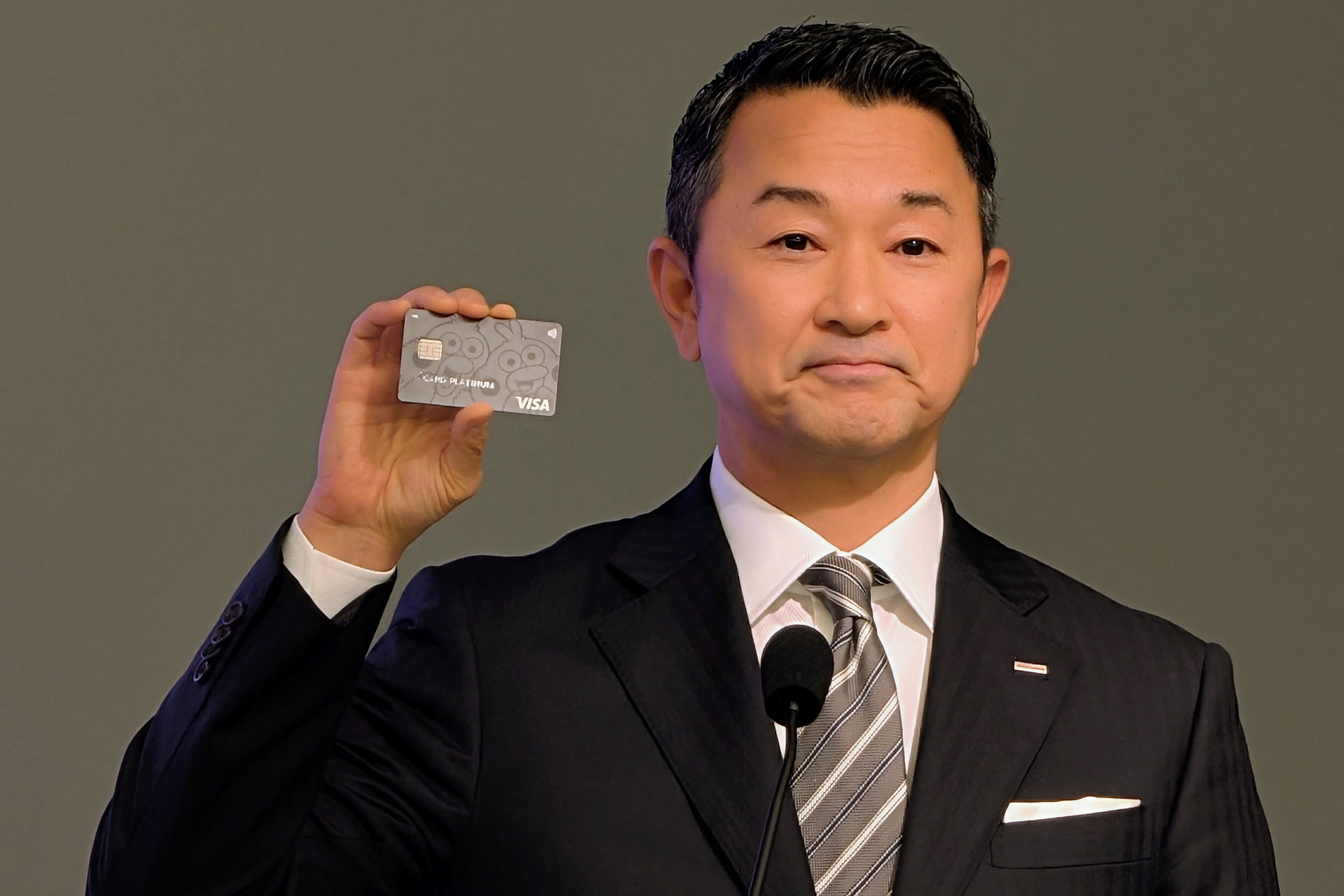 dカード PLATINUM（ポインコ仕様）を持つ前田社長