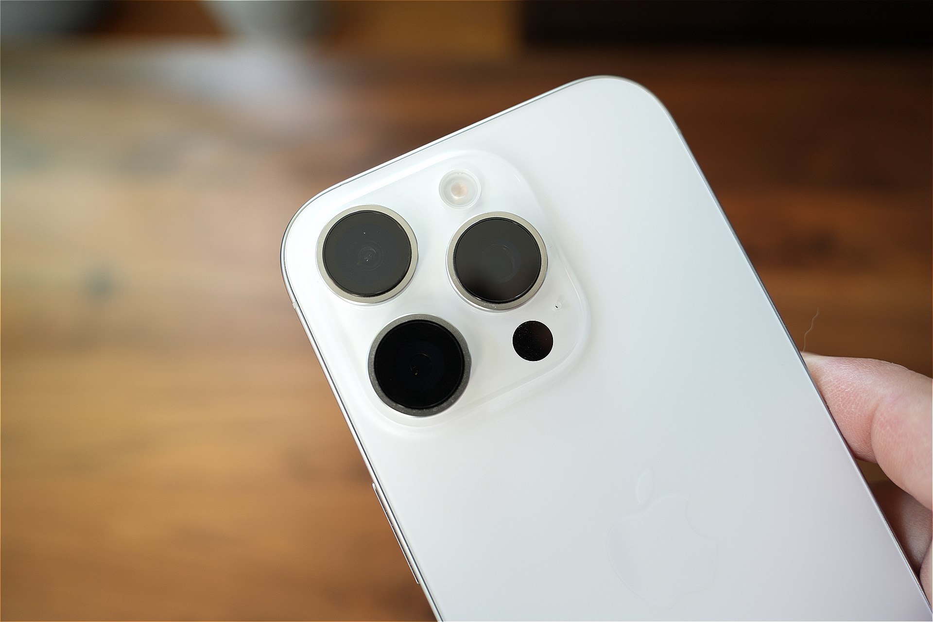 望遠を含むトリプルレンズカメラを搭載していることがProの大きなメリット