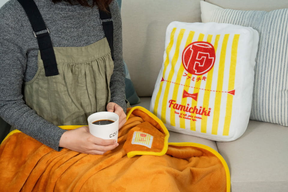 ファミマの福袋」Webサイトで予約開始、ファミチキ型クッションや抽選