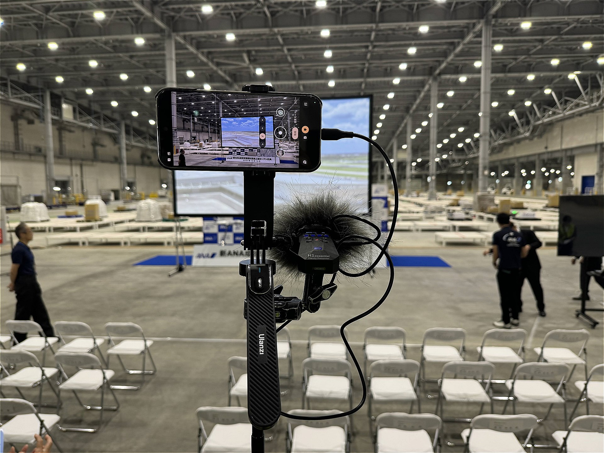 ちなみにBluetoothのリモコンも機能としてついていますが、うっかり誤操作して動画を止めてしまうのが怖いので使っていません