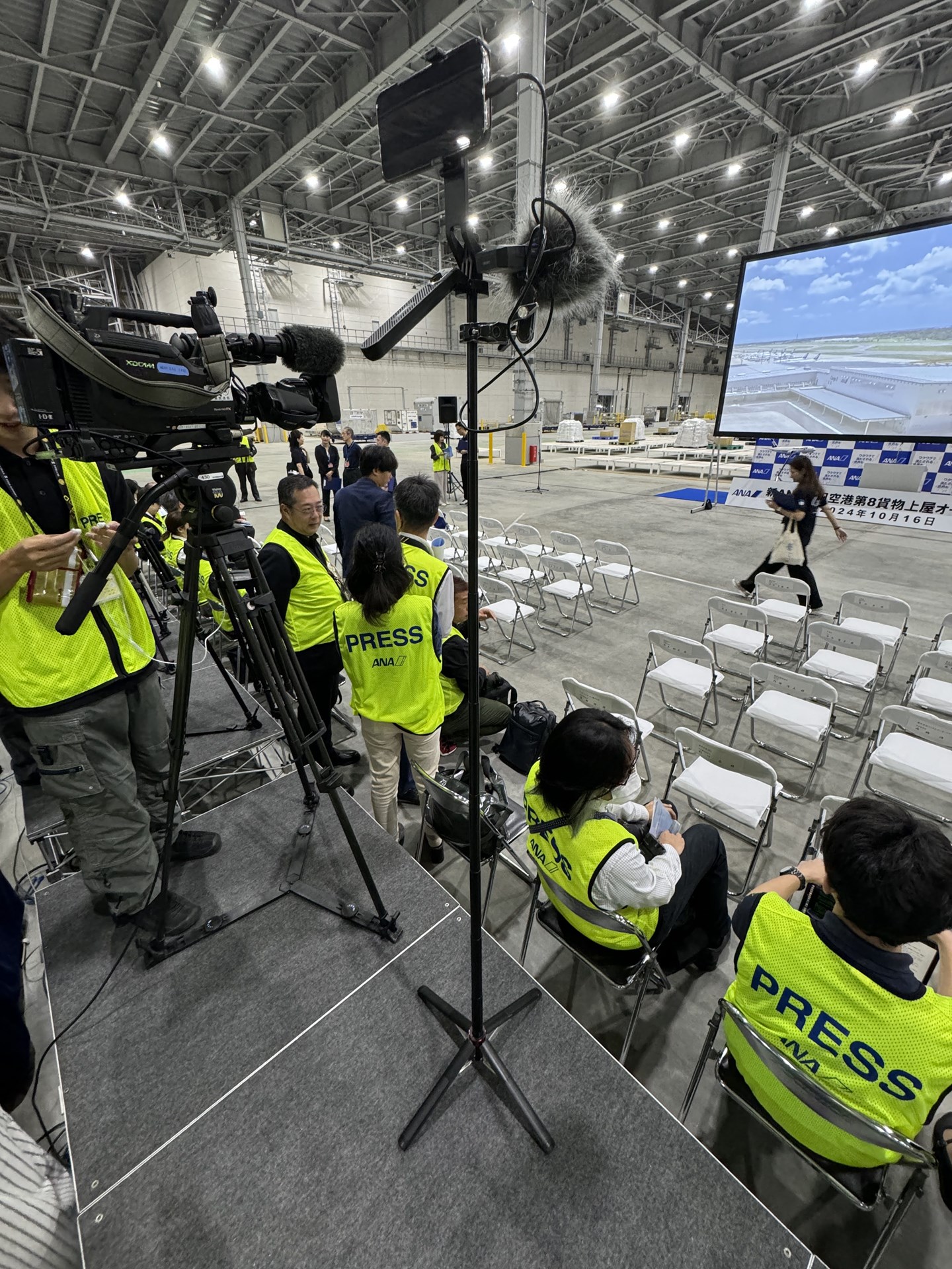テレビ局のビデオカメラが使う台でも十分撮影できる