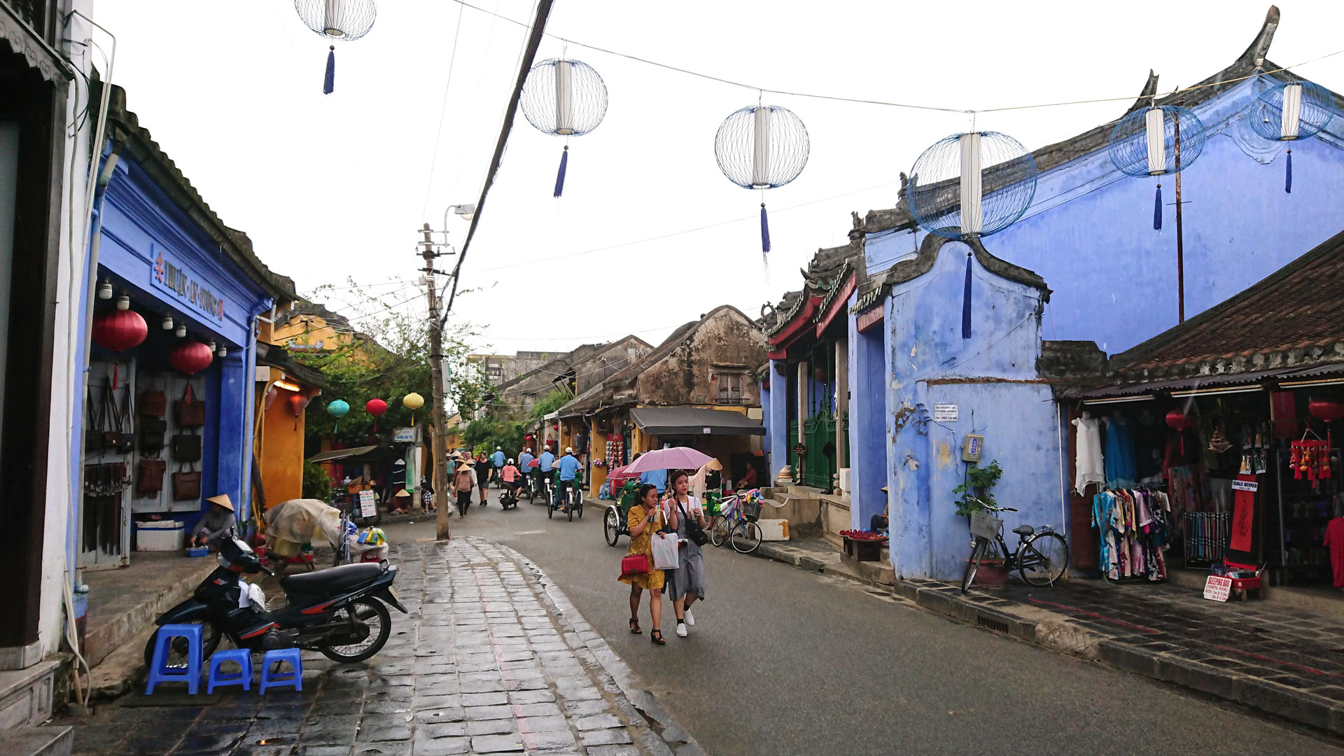 ダナンはベトナムの古都ホイアンもクルマで1時間弱でアクセスでき、見所が多い