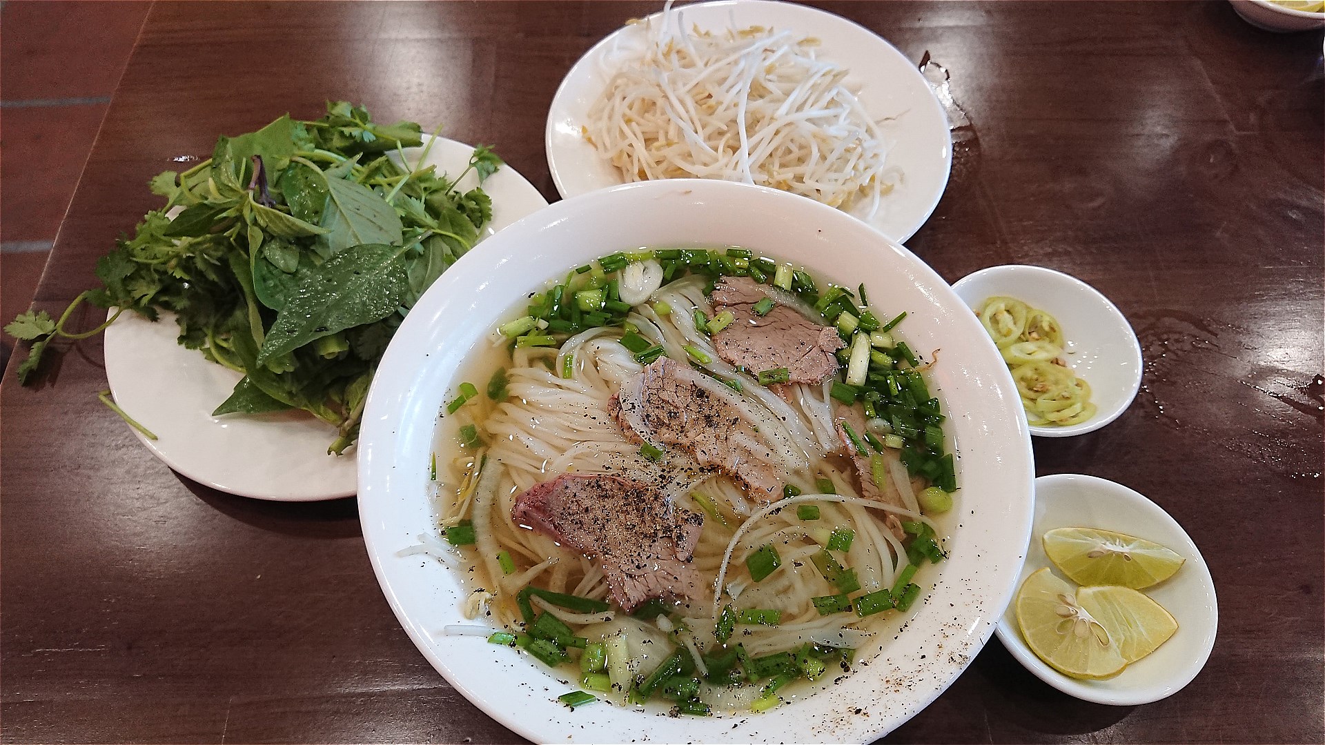 ベトナムといえば麺料理のフォー。1食数百円なので、約1万円の割引なら存分に食べられる。