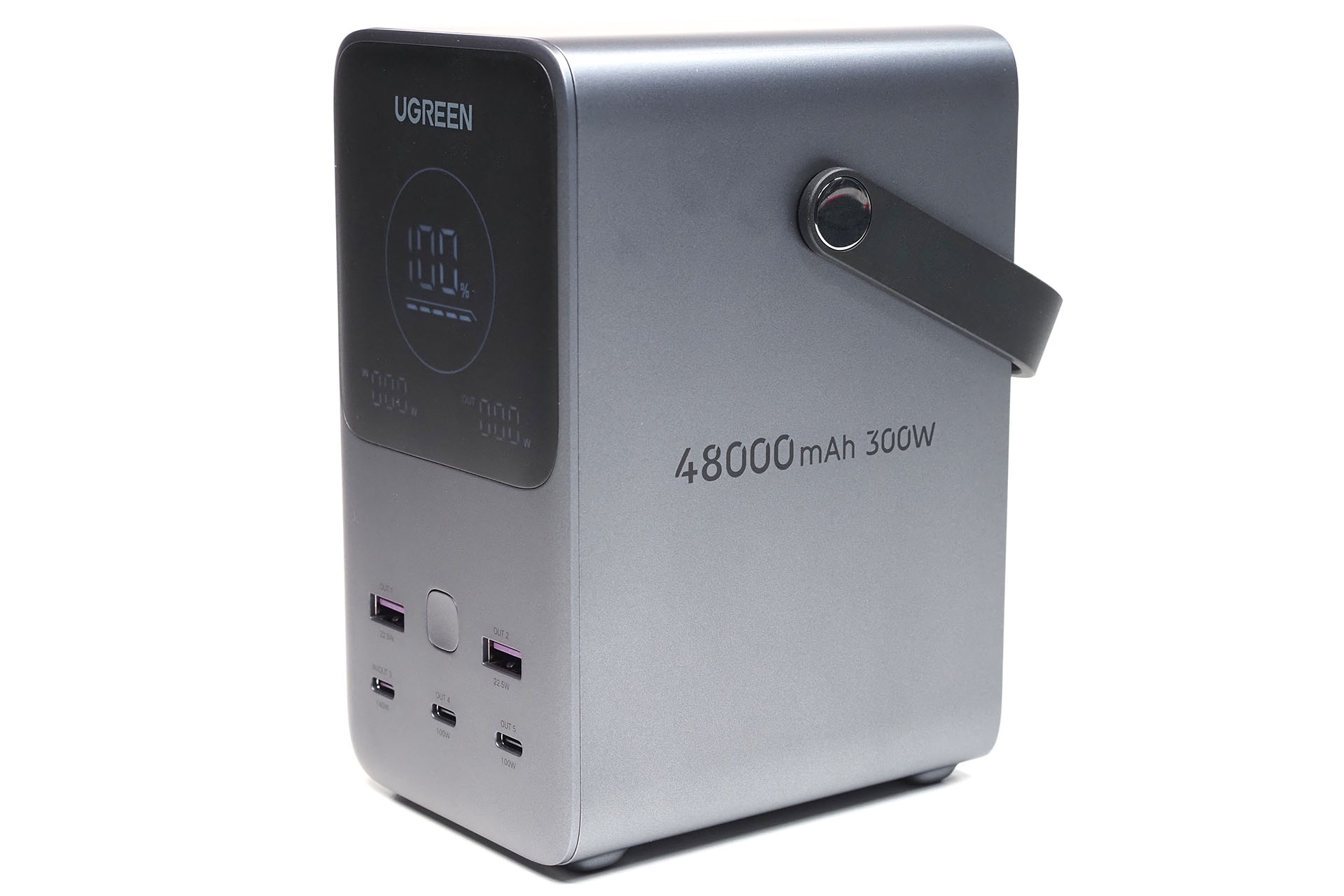 本体サイズは約14.5×7.7×10.6cmで、重さは1637g。240WのUSB-C充電ケーブル(1m)付き。