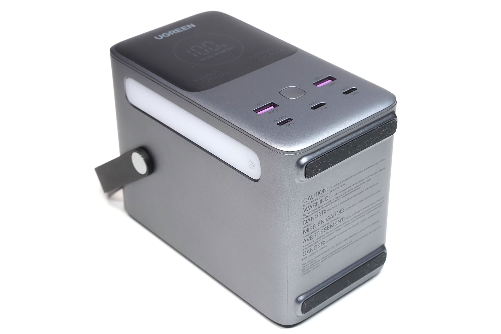 寝かせて使うこともできる。底面と背面に滑り止めゴム脚がある。