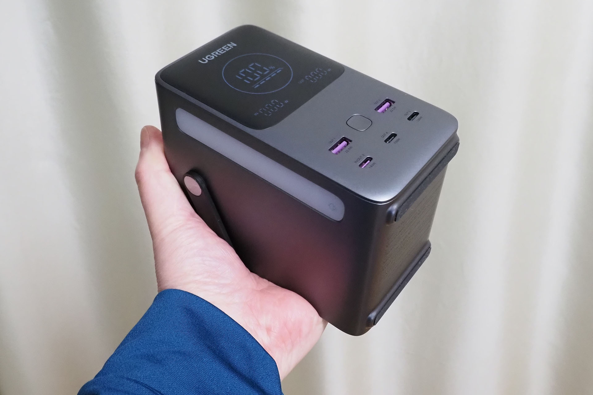 このモバイルバッテリーは重さ1637g。ハンドルがないと想定したら、まあ安全のためにこういう持ち方になると思う。片手は完全にモバイルバッテリー運搬用ハンドとなる。しかも不意に落としそうでちょっと怖い。