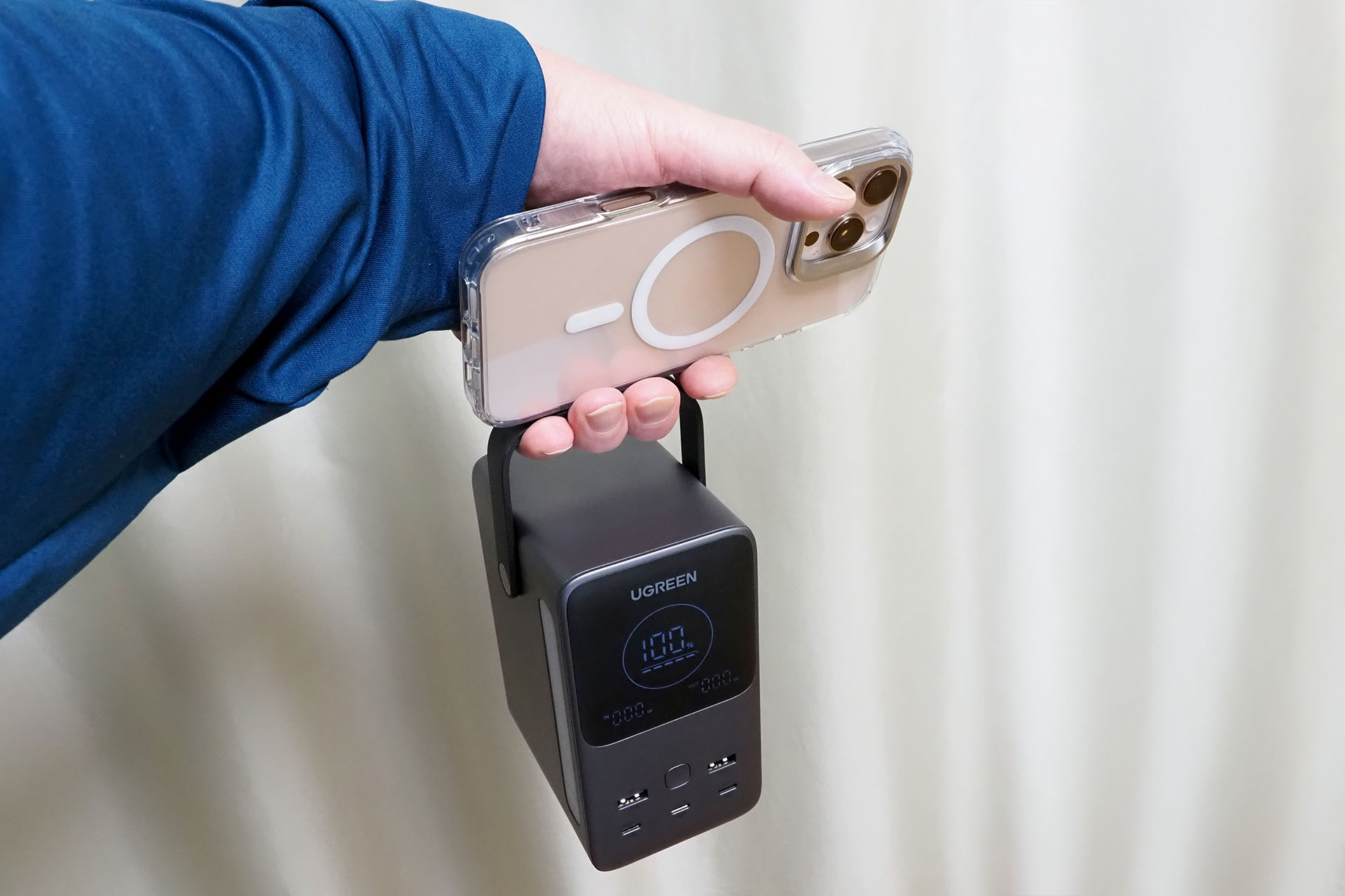 ハンドルがあると、片手でモバイルバッテリーとスマートフォンを持つこともできる。