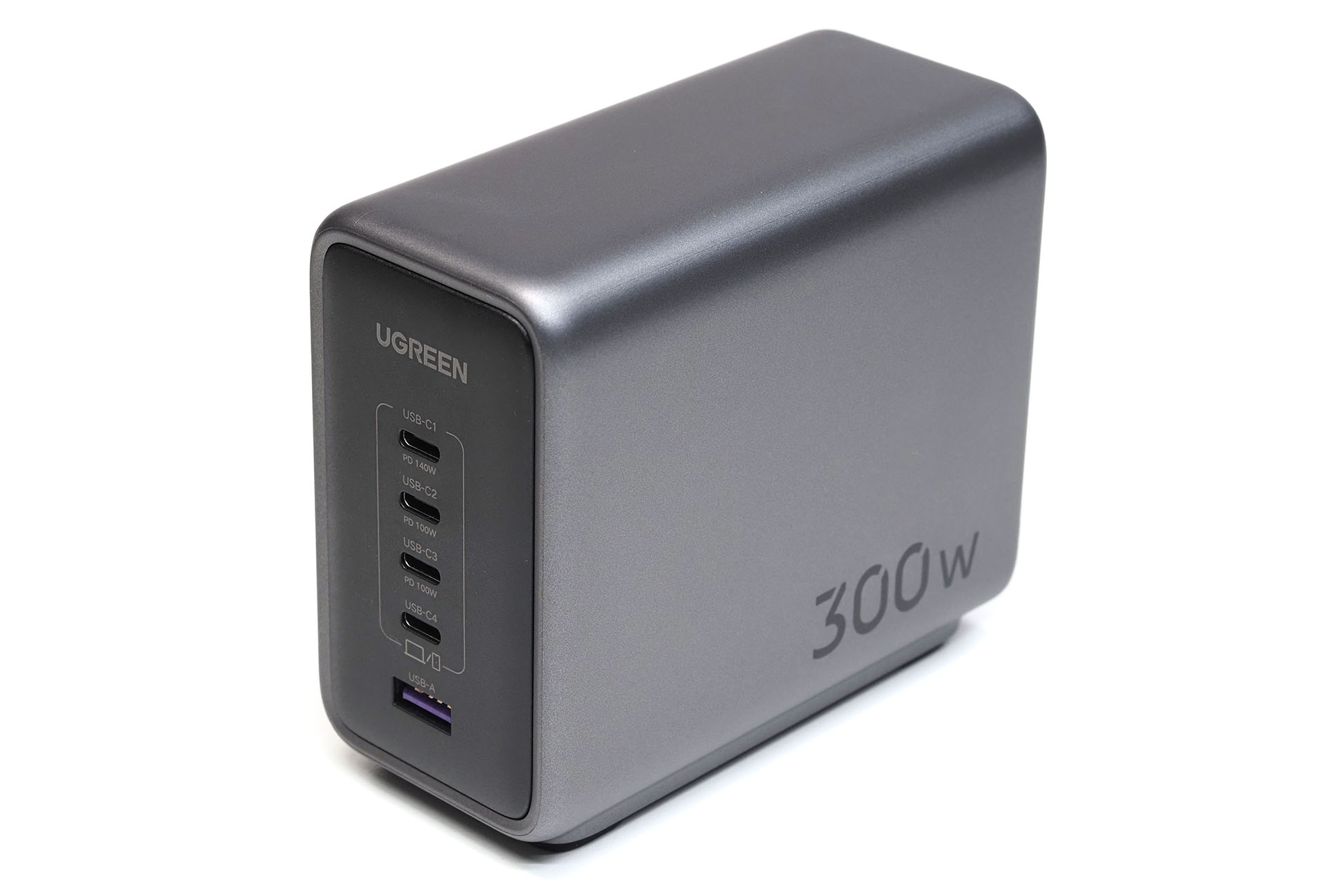 本体サイズは6.6×12.7×10.7cmで、重さは1.29kg。着脱可能な電源ケーブル(充電器側形状はミッキー)が付属する。240WのUSB-C充電ケーブル(1.5m)付き。