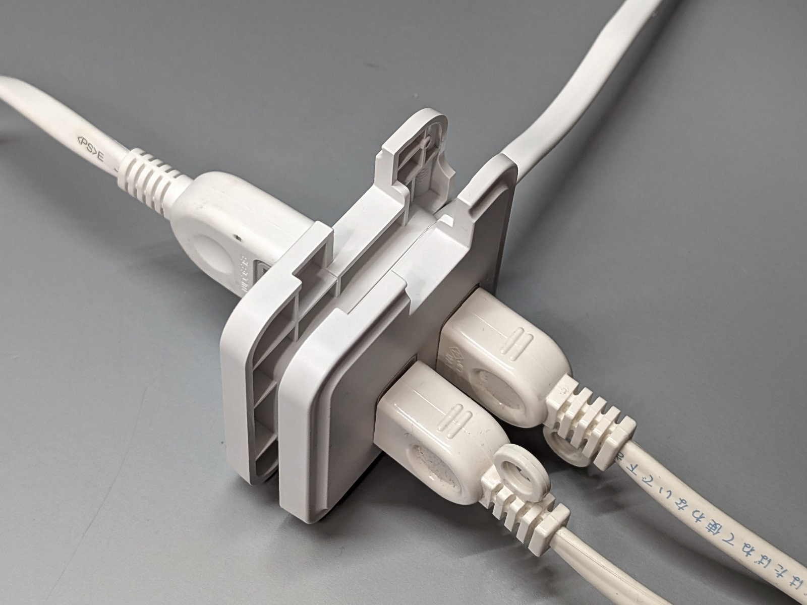 表裏の3個口すべてに電源ケーブルを接続した状態。コンパクトながら機動性は高い