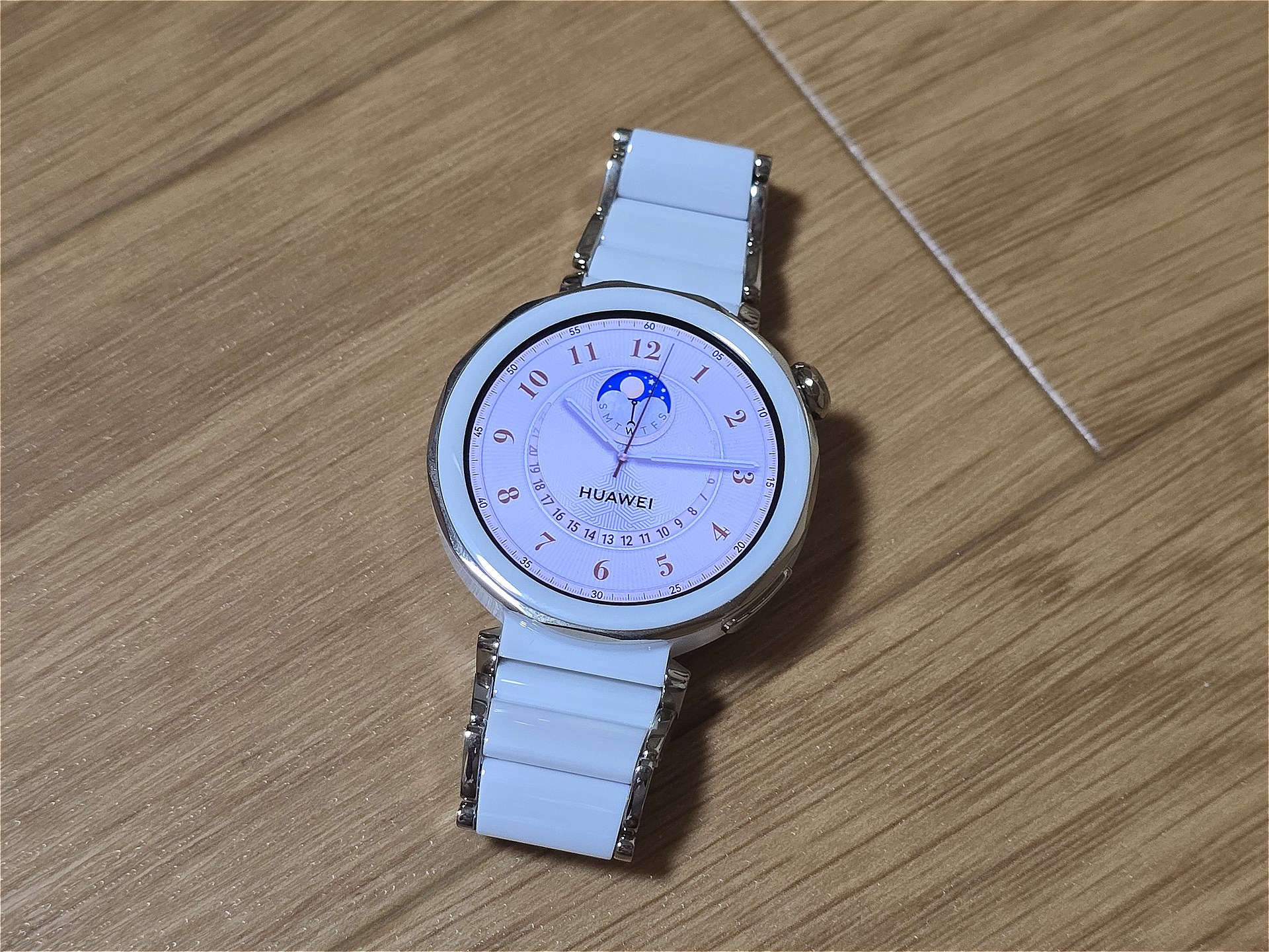 つやつやのセラミックが美しい「HUAWEI WATCH GT 5 Pro」