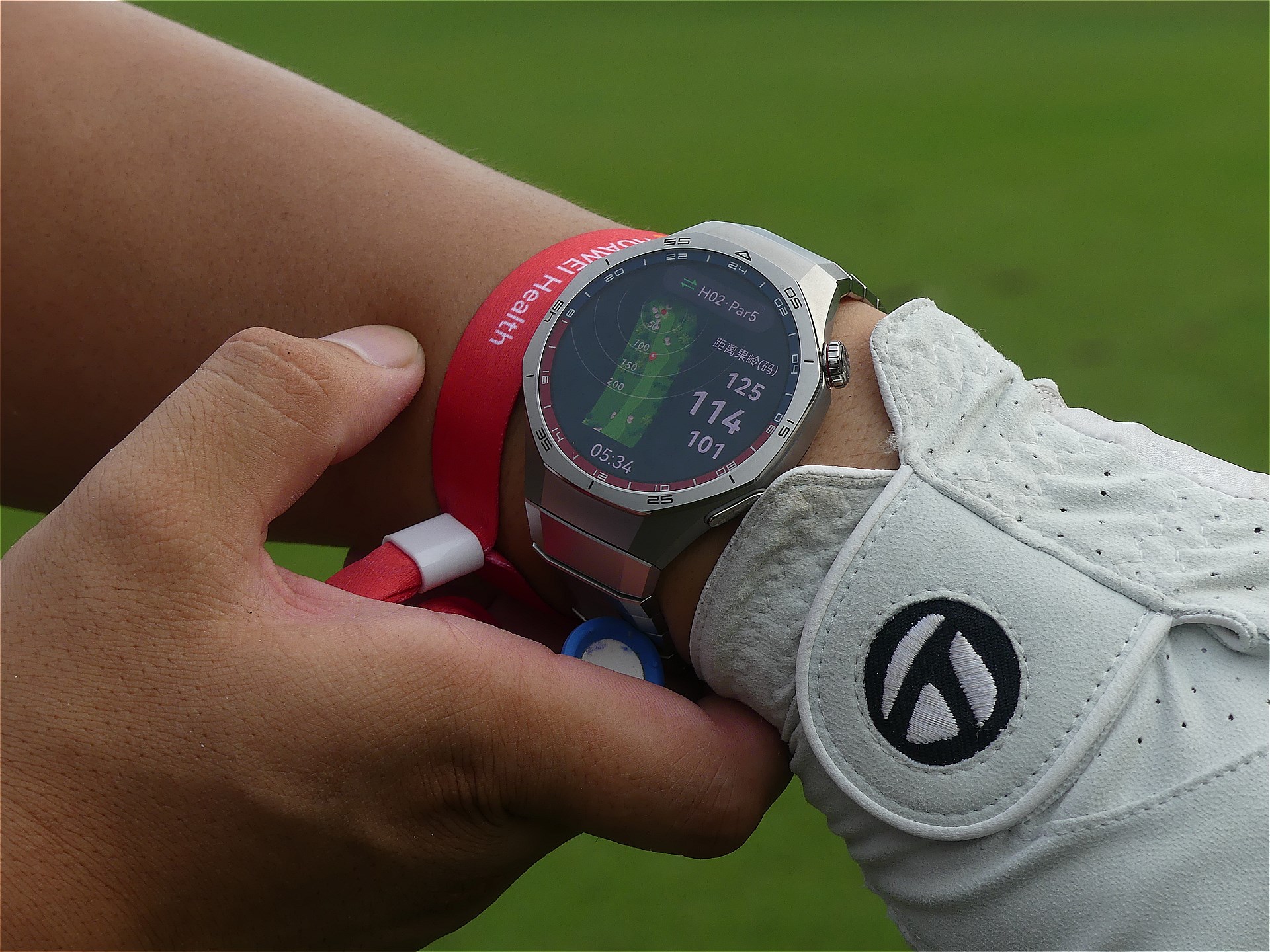 ゴルフナビはこんな感じで表示されます。屋外でも見やすく、スコアも付けられます。このスマートウォッチはGT 5 Proの46ミリモデル。