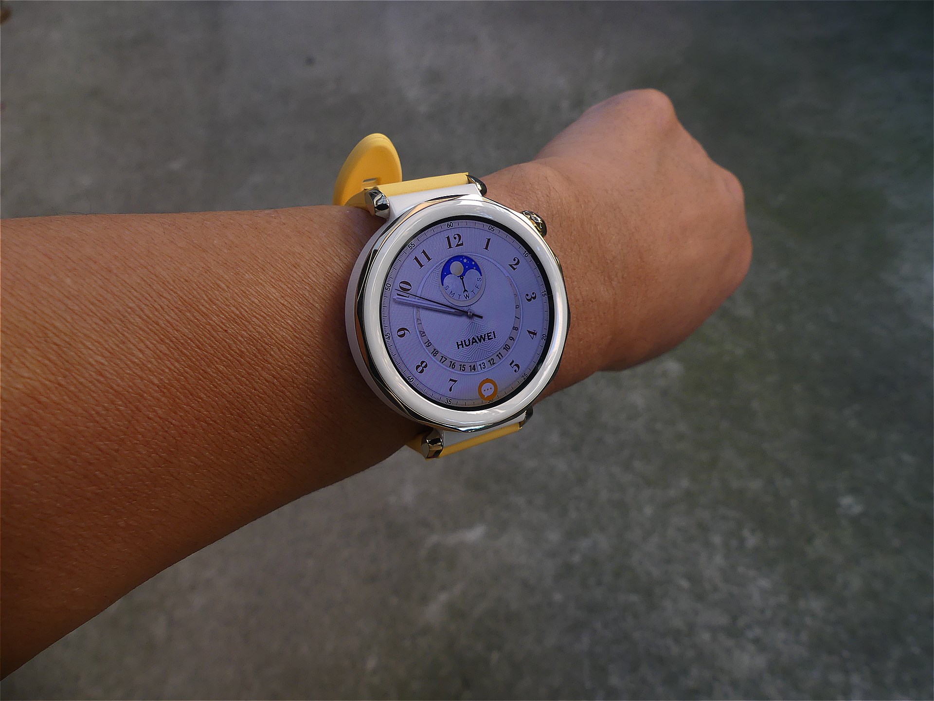 フルオロエラストマーのイエローを買って装着しました。付け替えは分かりやすく簡単。バンド裏面のボタンを押すとバンドのバネ棒が引っ込み、時計のラグにはめ込んでボタンを離すとバネ棒が差し込み穴に入る仕組み。手首に巻くとそんなに違和感はないかなと思っています。