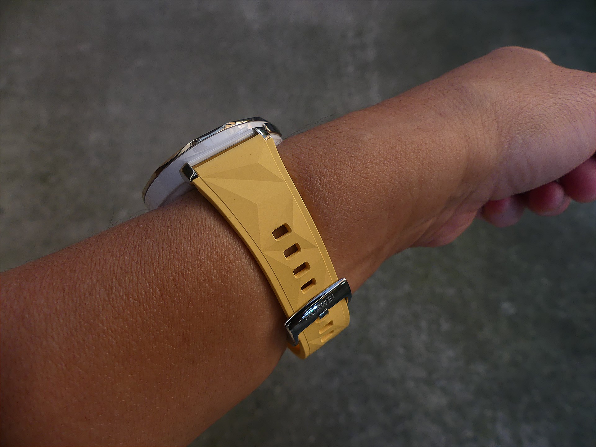 フルオロエラストマーのイエローを買って装着しました。付け替えは分かりやすく簡単。バンド裏面のボタンを押すとバンドのバネ棒が引っ込み、時計のラグにはめ込んでボタンを離すとバネ棒が差し込み穴に入る仕組み。手首に巻くとそんなに違和感はないかなと思っています。