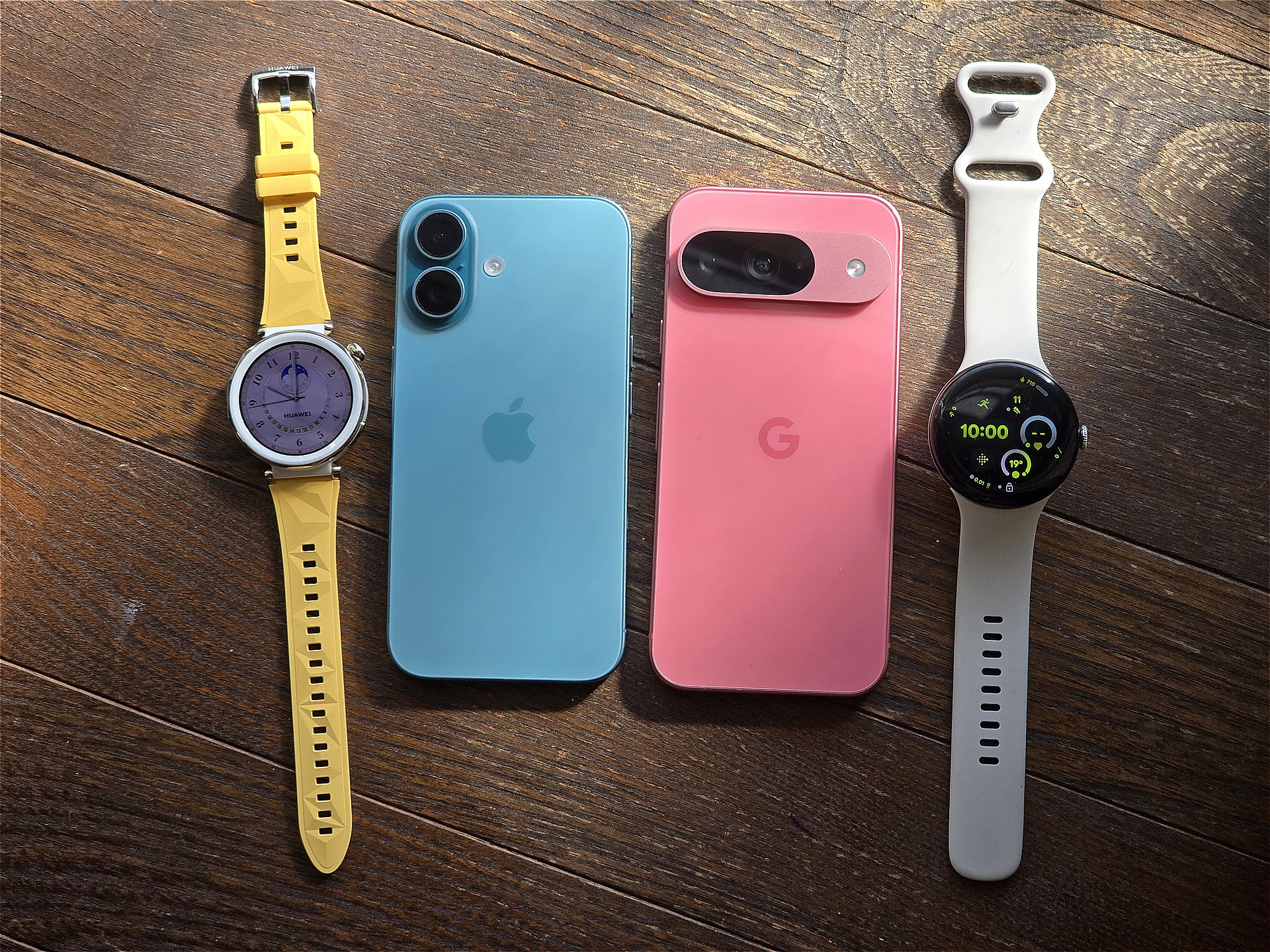 秋になって長袖が着られるようになったので、それほど目立たないと思い、業界の方々にお勧めされていた“両手首スマートウォッチ”を試しています。右手をかざしての改札通過が快適です。