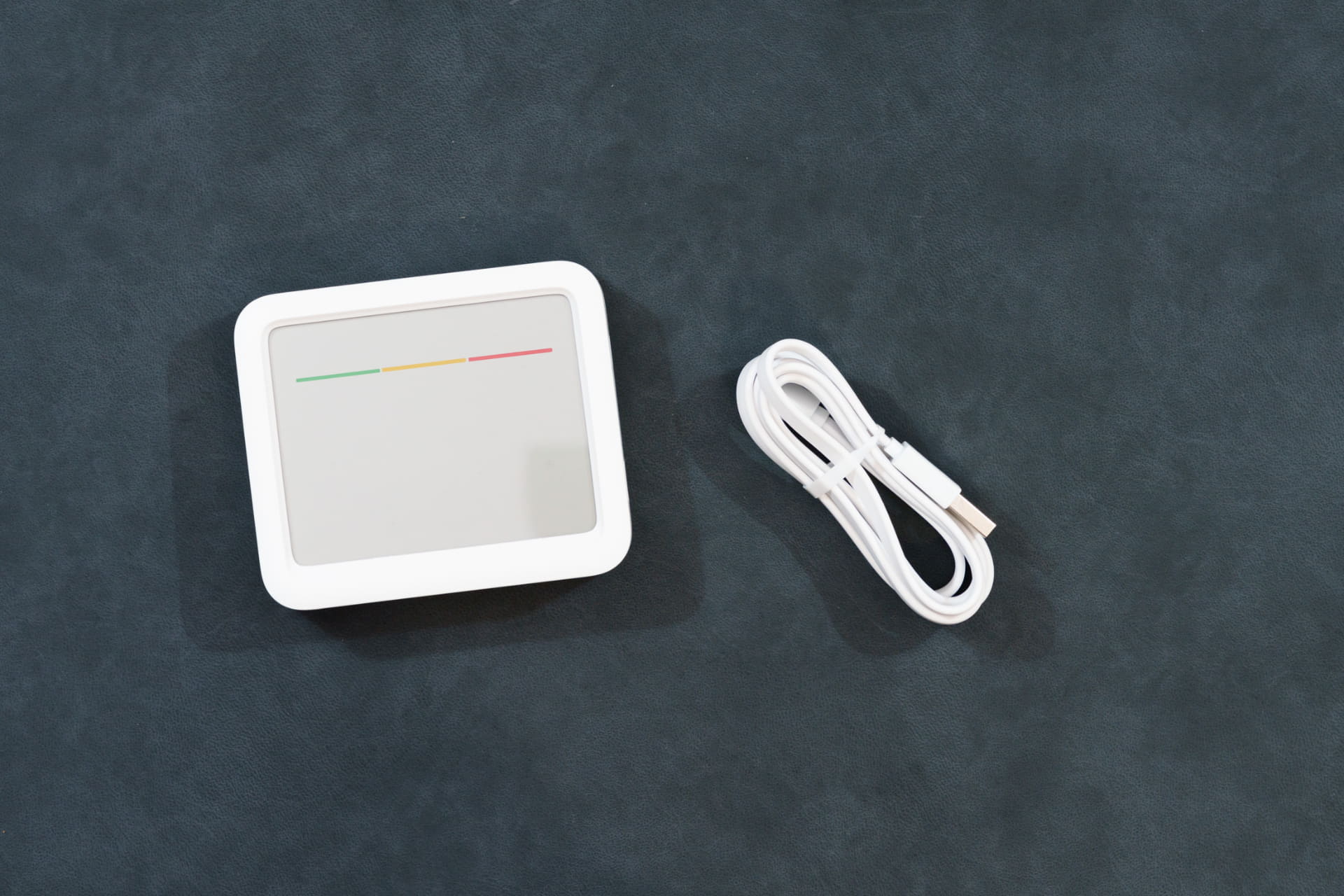 CO2センサーのほか、USB給電用のケーブルが付属