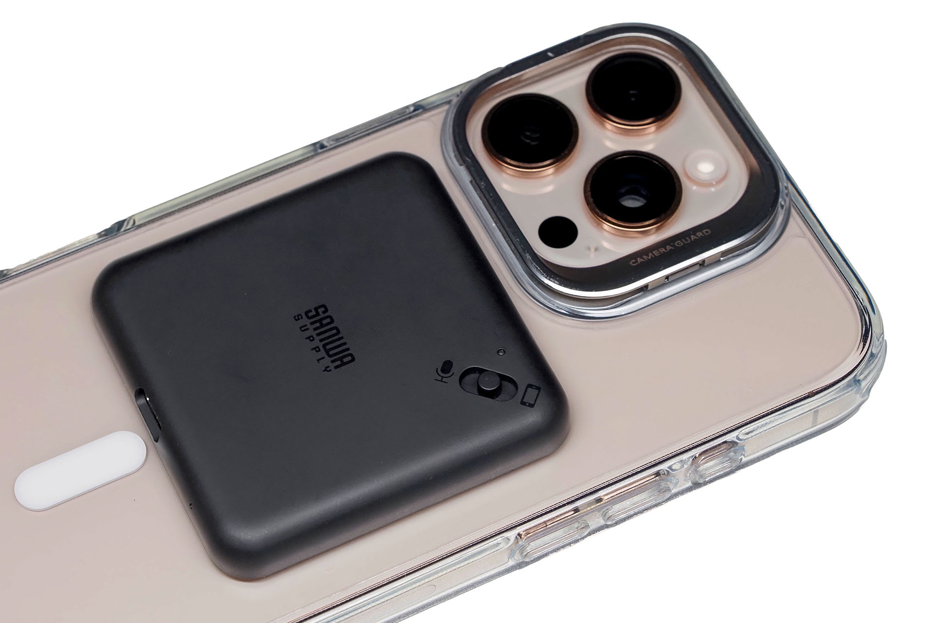 MagSafe対応iPhoneに吸着するが、吸着力が弱め。MagSafe対応・吸着力強めケースに入れたiPhoneにならしっかり貼り付く。直接吸着させた場合と比べても、さほど録音品位は落ちないようだが、ケースによるかもしれない。