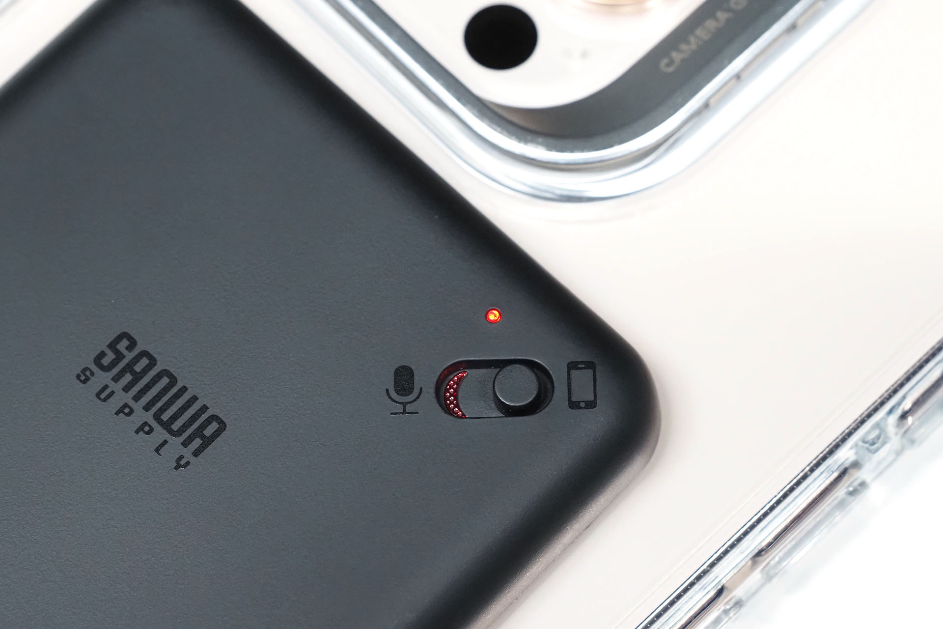 スライドスイッチをスライドさせると録音開始。iPhoneやスマートフォンに吸着させての録音モードと、単体でボイスレコーダーとして使うための録音モードがある。