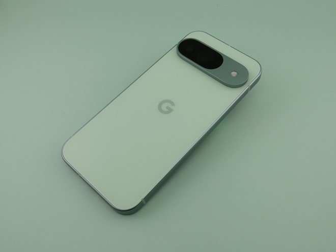 背面はフラットな形状になり、「Pixel 9」は光沢仕上げとなっている