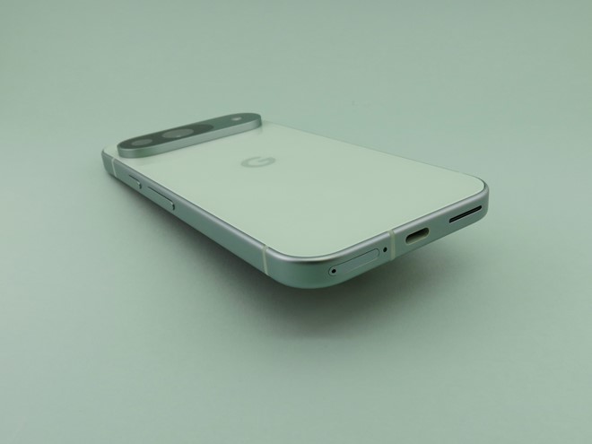 本体下部にはUSB Type-C外部接続端子を備える。右側面側にはピンで取り出すタイプのSIMカードスロットを備える