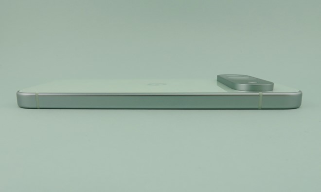 左側面にはボタン類は備えられていない。カメラ部の突起は約3.6mm（実測値）