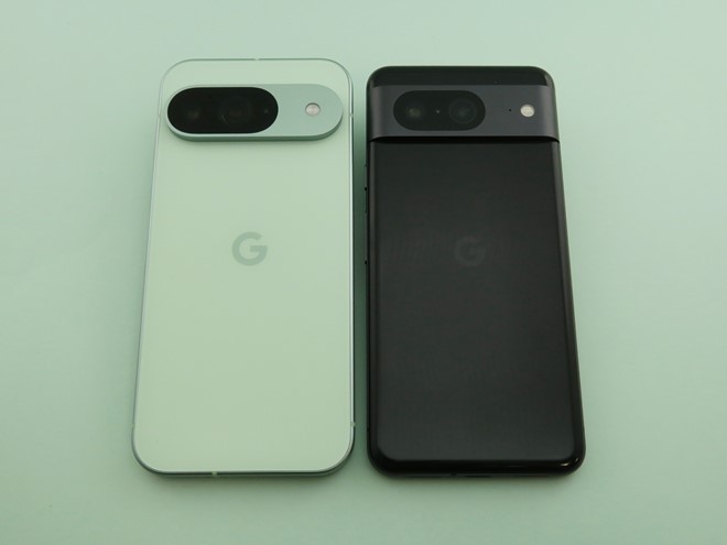 「Pixel 9」（左）と「Pixel 8」（右）の背面。Pixelシリーズの特徴でもあったカメラバーが楕円形のパーツに変更され、背面から浮き出すような形状になった