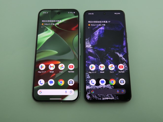 「Pixel 9」（左）と「Pixel 8」（右）の前面。「Pixel 9」の方がディスプレイの四隅のR（曲線）がより緩やかに（丸く）なっている